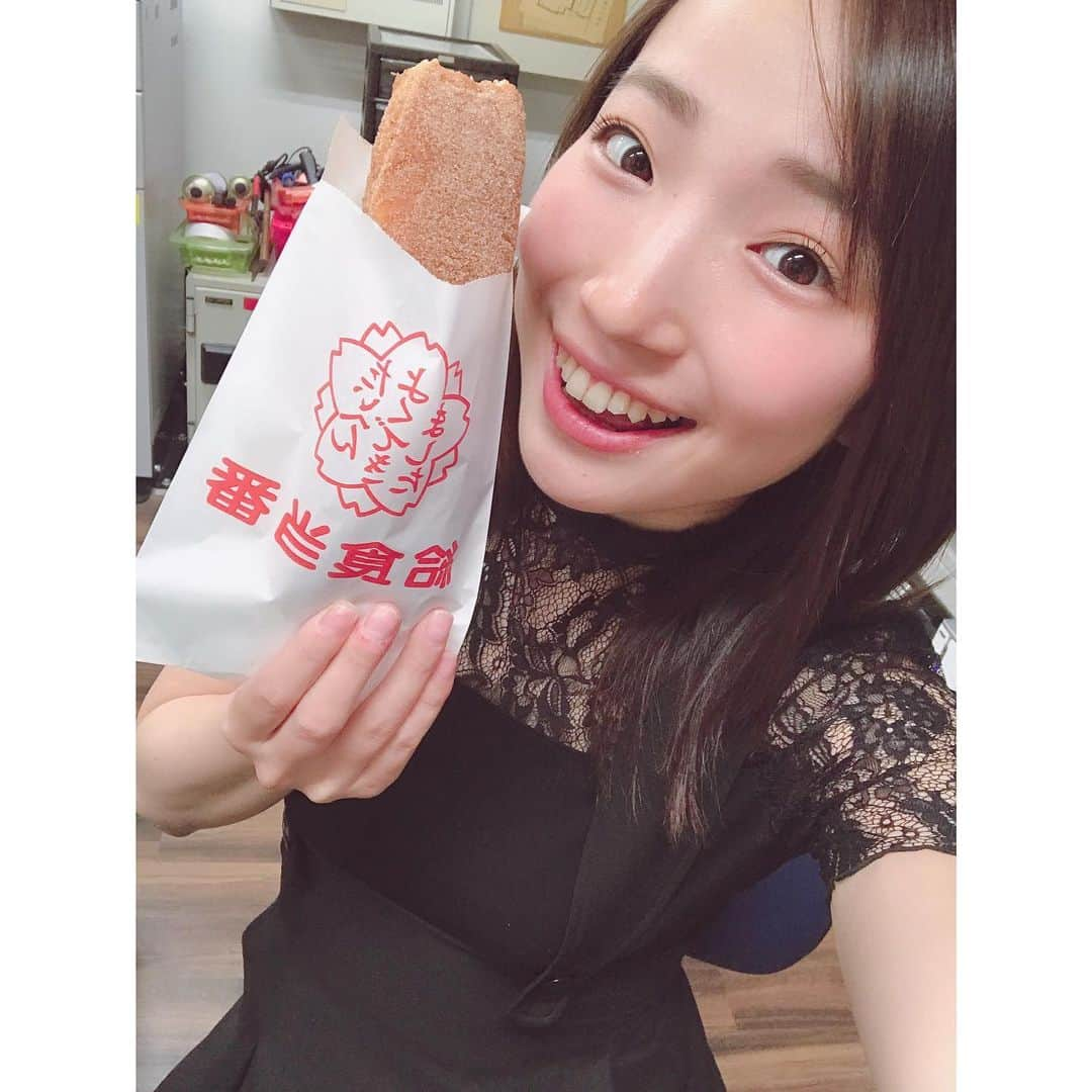 有明ゆなさんのインスタグラム写真 - (有明ゆなInstagram)「あげぱん♡ きっとこれが最後のあげぱんになる(;_;) でも土日にサンシャインさんに行けば このあげぱんにも会えるはず！！！ . . . . #有明ゆな #グラドル #グラドル自撮り部 #応援大使 #千葉県 #市原市 #千葉県市原市 #サンシャインmax #サンシャインコスモ #給食当番 #あげぱん #揚げパン #50円 #激安」7月19日 9時58分 - ariake_yuna