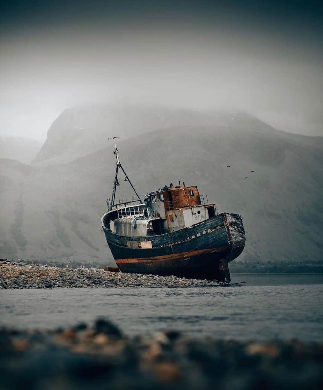 Abandoned Placesさんのインスタグラム写真 - (Abandoned PlacesInstagram)「This is the MV Dayspring shipwreck. A storm in December 2011 took the ship and pushed it ashore, and it's been decaying ever since. Surrounding the ship is the Ben Nevis mountain. Photography by @buchstabenhausen」7月19日 10時00分 - itsabandoned