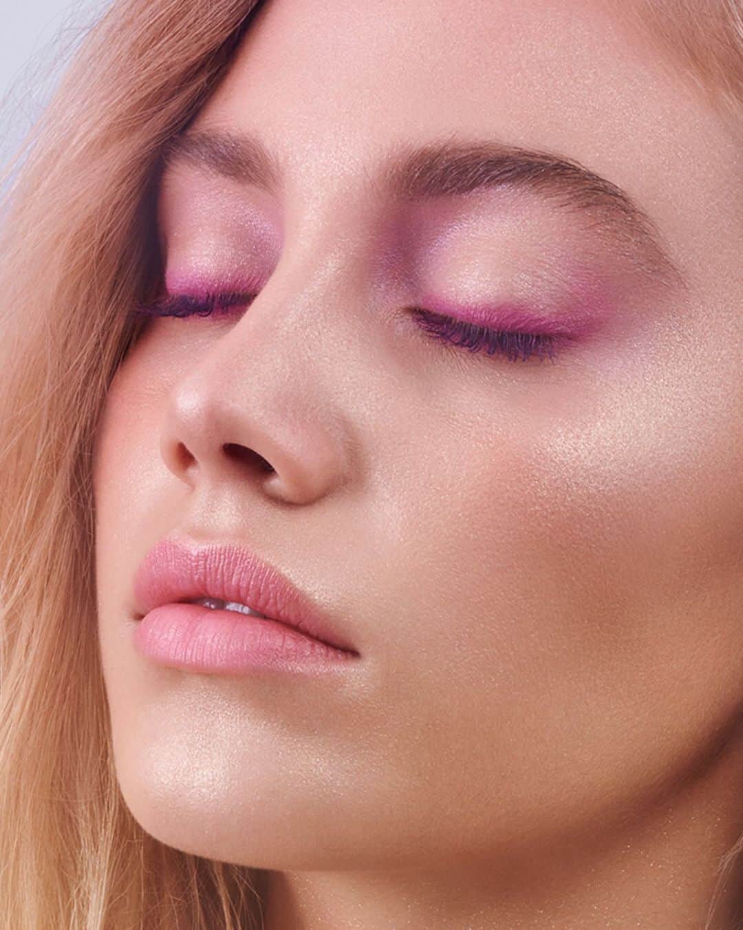資生堂さんのインスタグラム写真 - (資生堂Instagram)「Juxtapose bright eyes with barely-there lips like North America Color Artist, @lotstar. ColorGel LipBalm in Sakura delivers a sheer wash of pink pigment, while Kajal InkArtist in Lilac Lotus creates bold bands of a color in a single swipe. #japanesebeauty #jbeauty #shiseidomakeup」7月19日 10時06分 - shiseido
