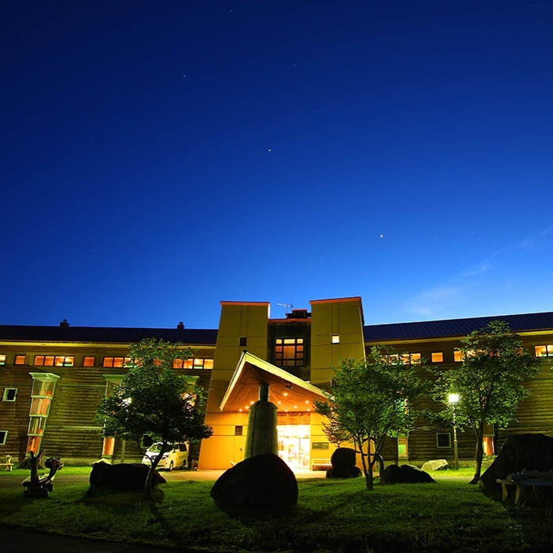 TOBU RAILWAY（東武鉄道）さんのインスタグラム写真 - (TOBU RAILWAY（東武鉄道）Instagram)「. 🚩Chuzenji Kanaya Hotel 🚩中禅寺金谷ホテル 🚩주젠지 가나야 호텔 . . [Introduction of Chuzenji Kanaya Hotel] The resort hotel "Chuzenji Kanaya Hotel" is located in a forest near Lake Chuzenji in Oku-Nikko. This is a perfect hotel for relaxing vacation away from the bustle of the city. We are proud of our cuisine, made with Nikko local ingredients, and our outdoor bath, where you can see the starry skies above Oku-Nikko. Guests can use the shuttle bus from Tobu Nikko Station, please ask the staff for details when making a reservation. . https://www.kanayahotel.co.jp/eng/ckh/ . . <주젠지 가나야 호텔 소개> . 오쿠닛코 주젠지 호반의 숲 속에 자리잡은 리조트 호텔 '주젠지 가나야 호텔.' 도회지의 번잡스러움에서 벗어나 느긋이 휴가를 즐기기에 안성맞춤인 호텔입니다. 이 고장 닛코의 식재료를 사용한 요리와 오쿠닛코의 밤하늘을 밝힌 별을 바라보면서 즐길 수 있는 노천온천이 자랑거리입니다. 숙박객에게 도부닛코 역에서 셔틀 버스 이용 서비스를 제공하고 있으니 예약하실 때 직원에게 문의해 주십시오. . https://www.kanayahotel.co.jp/eng/ckh/ . . . . #tobujapantrip #japan #nikko #chuzenjikanayahotel #okunikko #japantravel #lakechuzenji #japanlandscape  #photo_shorttrip #photo_travelers #jp_gallery #instatravel #worldcaptures #nationalgeographic#visitjapan #travelingram #bestjapanpics #lovejapan #japan_of_insta #art_of_japan_  #beautifuljapan #닛코 #주젠지가나야호텔 #여행 #일본여행 #여행기록 #여행스냅 #일본체험 #닛코여행」7月19日 10時09分 - tobu_japan_trip