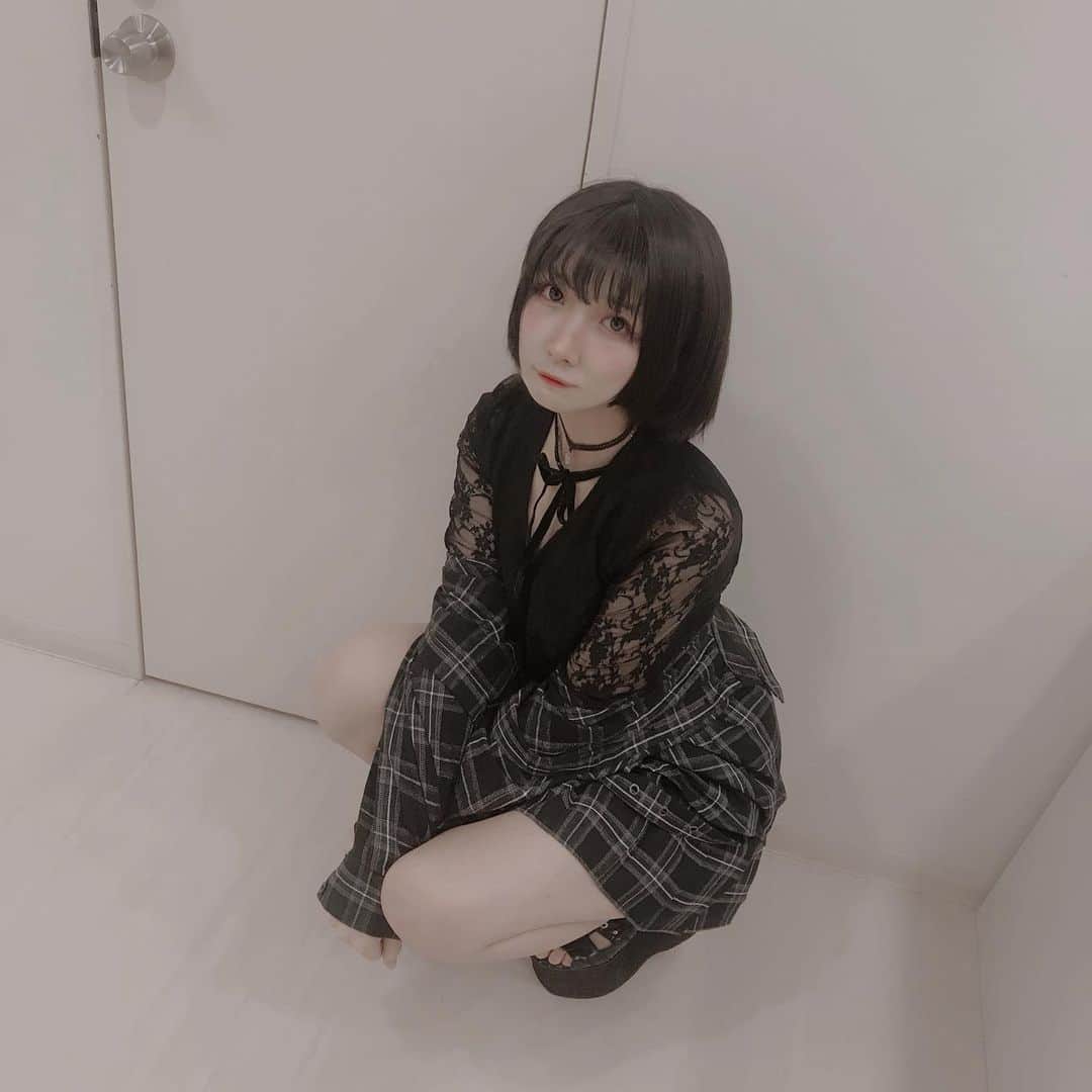 東雲れいかのインスタグラム：「忠犬チノノメなんで ドアの前にちゃんと待機してんですよ🐕 ちゃんと帰ってきてくださいね^ - ^ . . . . . . #live #Shibuya #flowlight #tokyo_portrait #sunset #autumn #japan #instagood #photography #photo #instagood #love_bestjapan #nipponpic #nippon_lovers #photo_shorttri #ウルフカット#グレーコン」