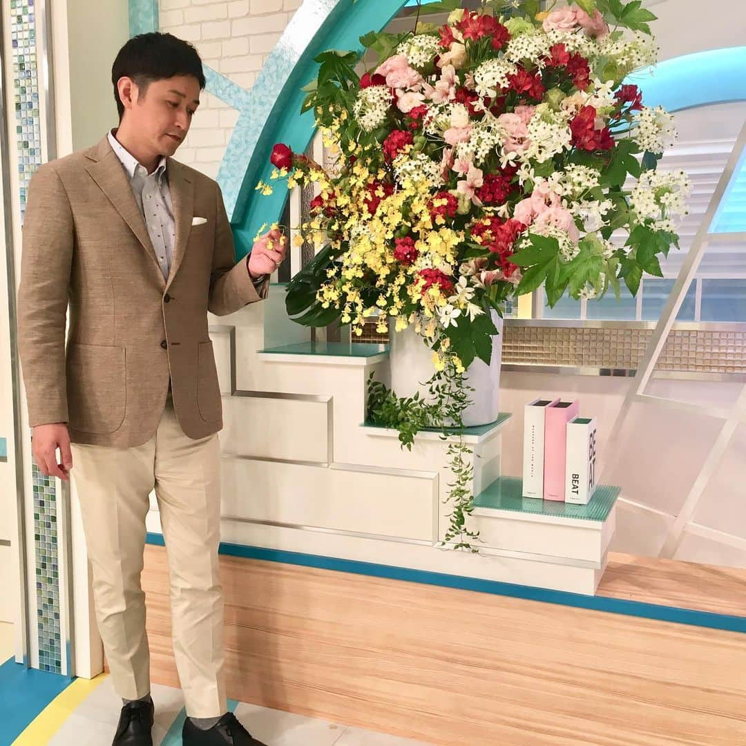 福岡放送「バリはやッ!」さんのインスタグラム写真 - (福岡放送「バリはやッ!」Instagram)「今日の森アナの衣装は #hanabishihousei の #ベージュジャケット  普段とは違う色のジャケットに挑戦したい方へおすすめのコーディネート。夏にぴったりの #ベージュグラデーション で涼やかに！！ 森アナは 「一番好きな色なのでテンション上がります！」と話していました😊  衣装提供 HANABISHI  #hanabishi福岡天神店  #森洸 #森洸アナ #スーツスタイル #ジャケット #ジャケットコーデ #夏スーツ #メンズスーツ #メンズスーツスタイル」7月19日 10時21分 - barihaya