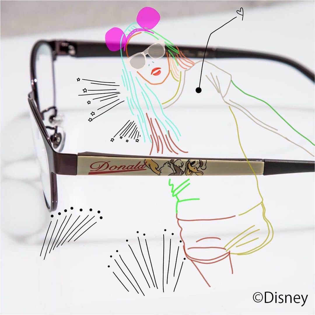 Zoff Officialのインスタグラム：「Disney Collection（ドナルド）/ ZC192005_43E1 ヴィンテージ感のあるプリント表現とメタルの素材使いが大人カジュアルなこのシリーズ。 落ち着いた印象のブラウンに、違和感なく溶け込むドナルドに注目。 オーバル型のフレームは、オンオフ問わず使える便利アイテムです。 #Zoff #FASHION #eyewearstyle #メガネ #Zoffコーデ @mikakatsuyama  @ktymmk87」