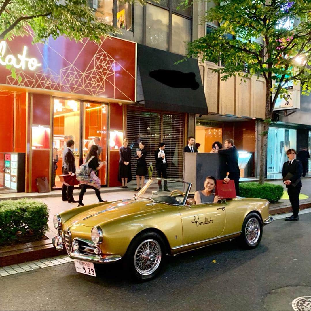 のインスタグラム：「#ポメラート銀座 #イタリアンジュエリー #POMELLATO @pomellato  7月20日、銀座の並木通りに旗艦店をオープン💍 昨夜はオープニングレセプションへ行ってきました 🥂  #斬新でカラフルなデザイン 💚💙💜 #アイコニックな #ヌード#イコニカ など #素敵でした❣️ 会場でドンさんにもお会いしました❣️ @donkonishi1009  ブラウンダイヤの豪華ブレスレット✨存在感あるデザイン カッコよかったです♦︎」