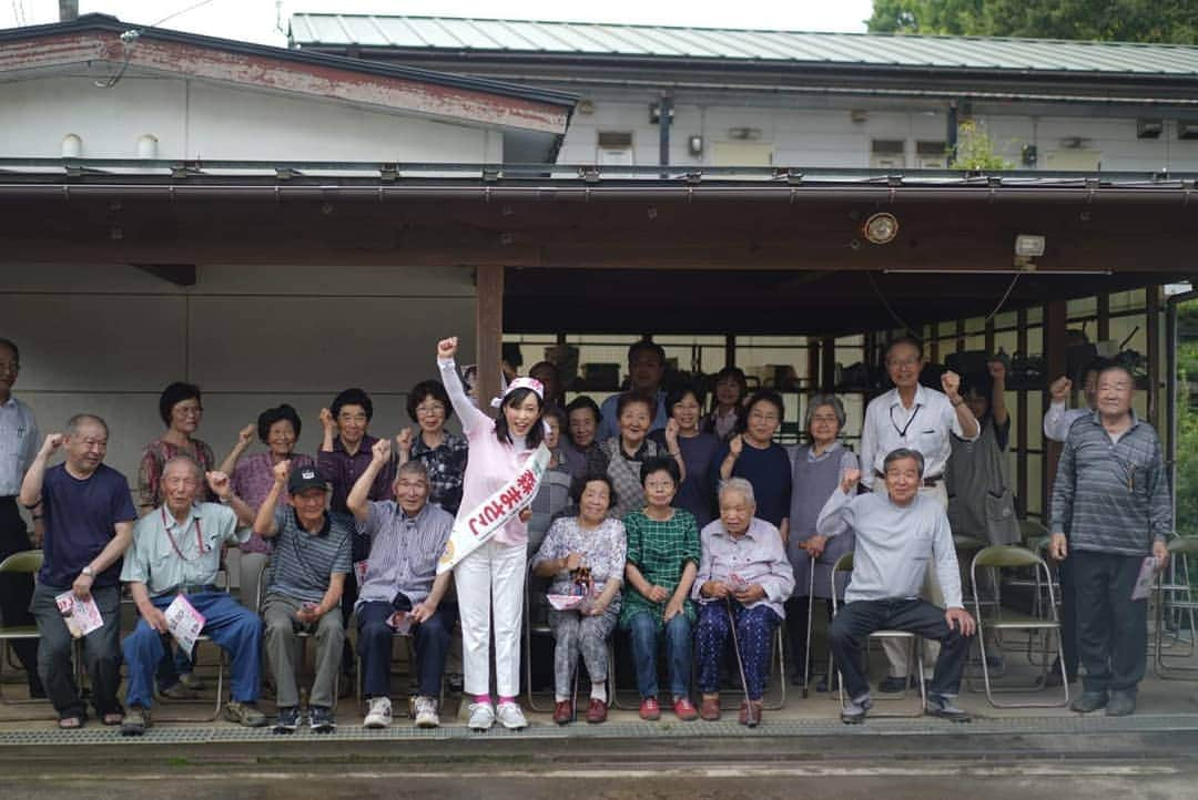 森まさこさんのインスタグラム写真 - (森まさこInstagram)「松川町にて。 ご近所の皆様が、ひとりの方のご自宅に結集してくださいました。ガンバローコールで、元気モリモリです！ #福島を守るのは森まさこ」7月19日 10時22分 - mori_masako_