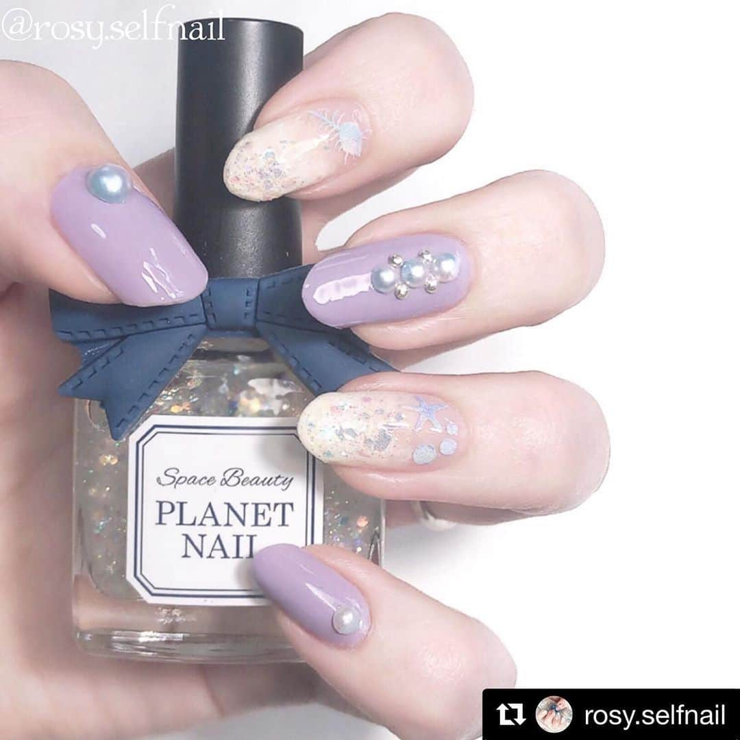 【PLANET NAIL（プラネット ネイル）】公式さんのインスタグラム写真 - (【PLANET NAIL（プラネット ネイル）】公式Instagram)「@rosy.selfnail さん PLANET NAIL Basic Line PLB01 #一等星の使命 を使用したネイルアレンジのご紹介ありがとうございます💅 ・ #Repost @rosy.selfnail with @get_repost ・・・ July 17, 2019. プラネットネイル様（ @planet.jp ）よりお声掛け頂きまして、お試しさせて頂いた一等星の使命を使用してみました✨ 偏光フレーク・細かい偏光ラメがキレイでした(*´ω｀*) ・ ・ 《使用ポリッシュ》 親指・中指・小指…#jumiitokyo 016.AFTER FUZZY 人差し指・薬指…ベース#スキューズミー グロッシーラベンダーコート #亜麻ネイル 7B06 #プラネットネイル 01.一等星の使命 #ダイソーネイルシール ネイルアートシール（サニー、ウォーターシェル）No.44 ・ ・ まだ天気の良くない日ばかりですが、湿気で蒸すので#涼しげネイル 仕上げにしてみたくて塗ってみました。 一等星の使命、次塗る時は濃色に重ねて塗ってみようかな？と思っています😊 プラネットネイル様、貴重な機会を頂きまして、ありがとうございました✨ ・ ・ #セルフネイル #セルフネイル部 #ネイルサークル #自爪ネイル #マニキュアネイル #ポリッシュネイル #セルフネイル派 #planetnail #planet_jp #簡単ネイル #ラベンダーネイル #寒色ネイル #透明感ネイル #マーメイドネイル #ロカリ #マイリコ #myreco #私のTRILLpic #TRILLネイル #美甲 #매니큐어 #notd」7月19日 10時43分 - planet.jp