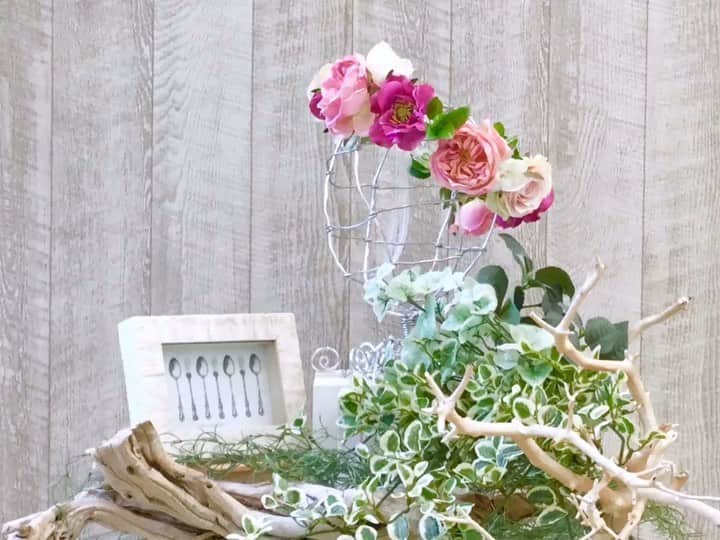 のインスタグラム：「人気のフラワーピックを使った花冠の作り方🌼 ・ ウェディング用やフェス用など、かわいい花冠を手作りできちゃいます♪ ・ ・ YouTubeにて動画配信中です！ ・ https://youtu.be/5zcOQdlJB14 ・ ・ ・ 「作り方のコツ」や「商品のオススメポイント」などを、店内スタッフがアレンジから動画まで手づくりしました(^^) ・ ・  今後も定期的に配信予定です！ 次回もお楽しみに♪ ・ ・ ・ #横浜ディスプレイミュージアム #株式会社ポピー #横浜 #ディスプレイ#アーティフィシャルフラワー #フラワーアレンジメント#インテリア雑貨#インテリア#空間演出#インテリアコーディネート #ホームステージング #花のある暮らし #display#yokohama #artficialflower #flowerarrangement #interiordesign #ぷれ花嫁 #プレ花嫁 #花冠」