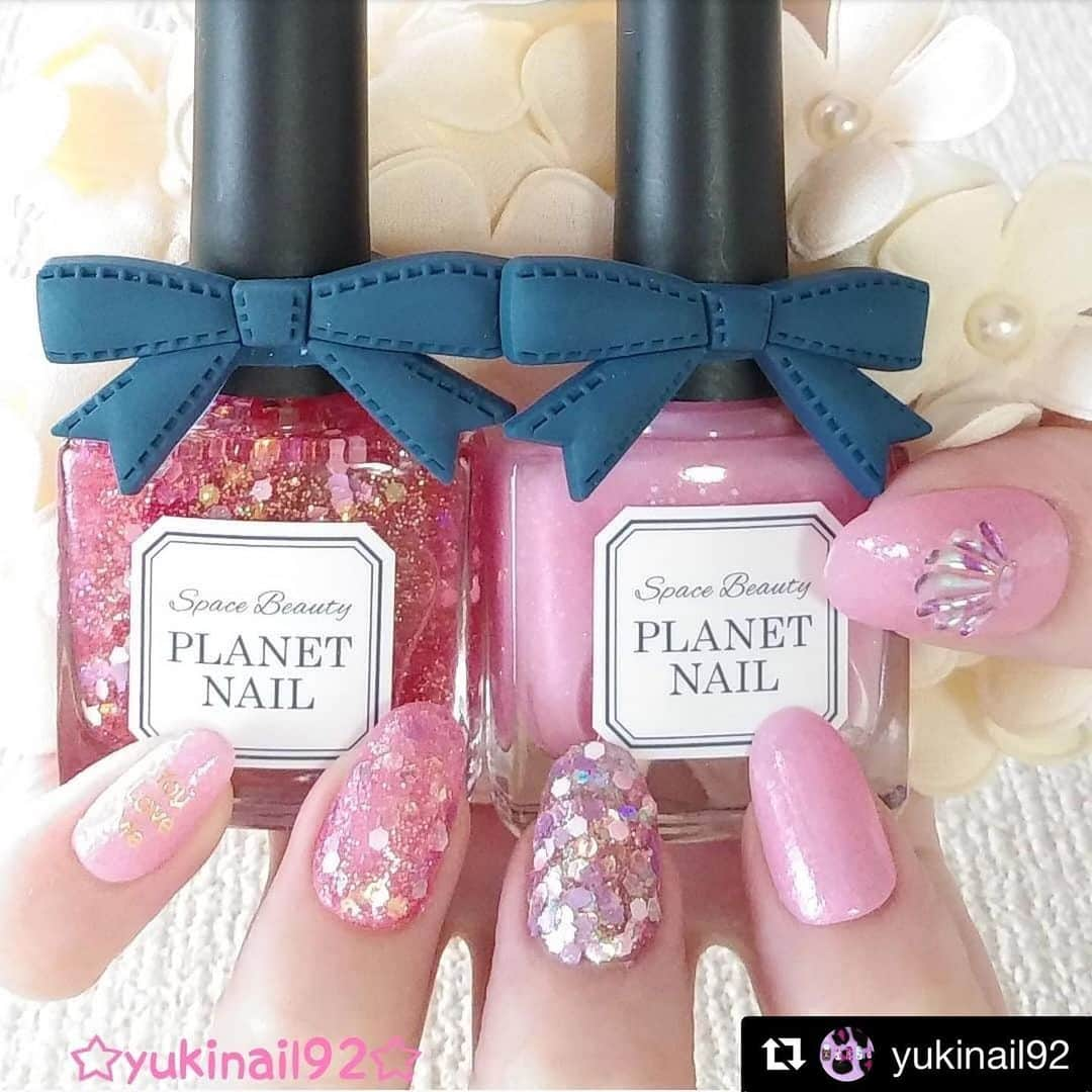 【PLANET NAIL（プラネット ネイル）】公式さんのインスタグラム写真 - (【PLANET NAIL（プラネット ネイル）】公式Instagram)「@yukinail92 さん PLANET NAIL Basic Line PLB04 アステリズムの悪戯 PLB06 夢のシンクロニシティ を使用したネイルアレンジのご紹介ありがとうございます💅 ・ #Repost @yukinail92 with @get_repost ・・・ 先日、@planet.jp 様から、憧れのプラネットネイルを２色プレゼントしていただきました。  プラネットネイルは、ずっと使ってみたかったので、本当に本当に嬉しかったです。  ありがとうございました。  プラネットネイルは、26色全部、本当に可愛いので、とっても迷いましたが、大好きなピンク系の「PLB04 アステリズムの悪戯」と、大好きなキラキラのラメがイッパイの「PLB06 夢のシンクロニシティ」の２色をお試しさせていただきました。  今回プレゼントしていただいた、プラネットネイル２色を使って、夏ネイルを作りました。  今回のネイルの作り方。  親指  ①プラネットネイル「PLB04 アステリズムの悪戯」を全体に２度塗りする。  ②ナミエネイルシールの「ピンク貝殻」を貼る。  人差し指は、プラネットネイル「PLB04 アステリズムの悪戯」を全体に２度塗りする。  中指は、プラネットネイル「PLB06 夢のシンクロニシティ」をスポンジにつけて、全体にポンポンする。  薬指  ①プラネットネイル「PLB04 アステリズムの悪戯」を全体に１度塗りする。  ②プラネットネイル「PLB06 夢のシンクロニシティ」を全体に１度塗りする。  小指  ①プラネットネイル「PLB04 アステリズムの悪戯」を全体に２度塗りする。  ②楽天でゲットしたネイルシール「You Love Me」を貼る。  最後５本全部に、#フレンドネイル 「31・32 キティネイル トップコート」を、それぞれ全体に１度塗りしたら、完成。  今回使った、プラネットネイル「PLB04 #アステリズムの悪戯 」は、大好きなピンク&キラキラの、とっても可愛い#ピンクネイル なので、夏ネイルにもピッタリです。  プラネットネイル「PLB06 #夢のシンクロニシティ 」は、大好きなピンク系で、ホログラムやラメがたくさん入っている、#キラキラネイル なので、夏ネイルにもピッタリです。  ボトル&リボンが、とっても可愛いプラネットネイルなので、リボンを汚さないように、リボンを外してネイルを塗りました。  夏ネイル、大好き。  #プラネットネイル #planetnail #セルフネイル #セルフネイル部 #ネイル #夏ネイル #nail #selfnail #ポリッシュ #マニキュア #プチプラネイル #ネイル好きな人と繋がりたい #フォロミー #followme」7月19日 10時39分 - planet.jp