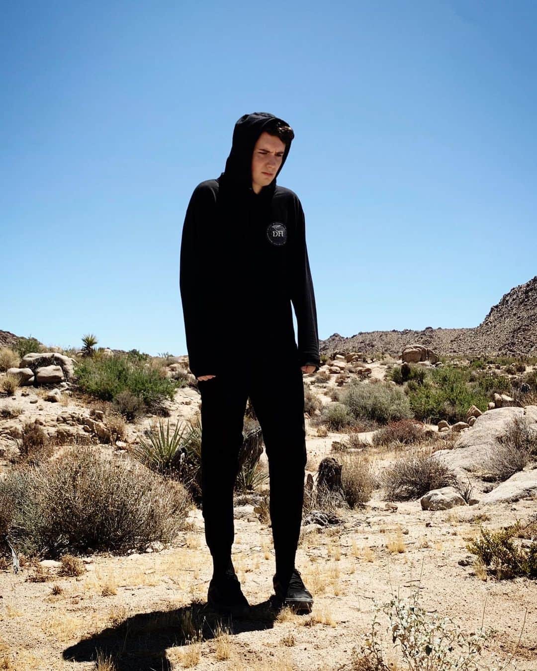 ダニエル・ハウウェルのインスタグラム：「commit to the aesthetic even if you are dying in the middle of a desert」