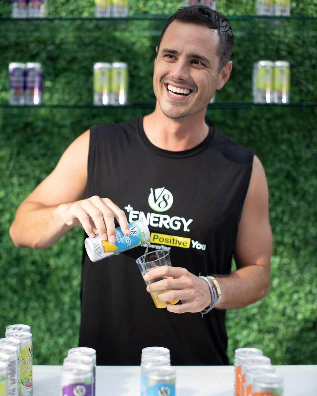 ベン・ヒギンズさんのインスタグラム写真 - (ベン・ヒギンズInstagram)「There may have been thunderstorms but I had a BLAST serving up positive energy with @v8juice ! ⚡️ #sponsored #V8EnergyTour Nothing like a pumped up @SoulCycle ride surrounded by good company to lift me up for the rest of the day. V8 +Energy has been keeping me fueled lately and inspires me to be my most positive self! #PowerThePositiveYou」7月19日 10時50分 - higgins.ben