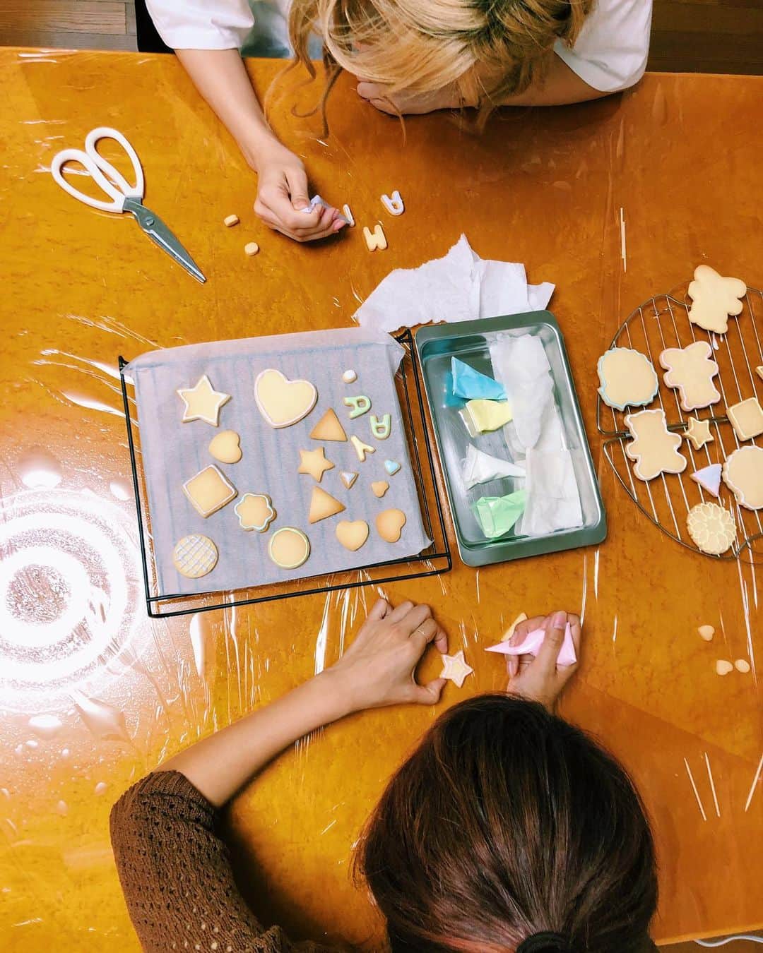Ami さんのインスタグラム写真 - (Ami Instagram)「薬丸さんファミリーの皆さんが お祝いしてくださいました‼︎ まさかの私まで‼︎😳 @remi_yakumaru ちゃんの手作りケーキ♡ アイシングが得意なレミちゃんに教えてもらって、私達も挑戦しました‼︎めちゃくちゃ楽しかった‼︎ ハマりそう〜。 ヒデミさんの豪華な手料理も最高に美味しかったです💖」7月19日 10時51分 - ami_dream05