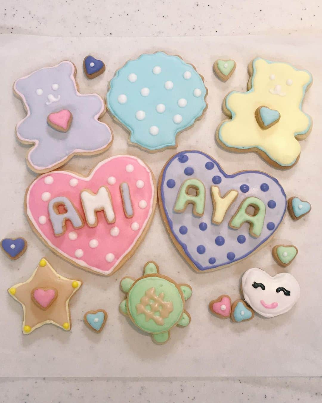 Ami さんのインスタグラム写真 - (Ami Instagram)「薬丸さんファミリーの皆さんが お祝いしてくださいました‼︎ まさかの私まで‼︎😳 @remi_yakumaru ちゃんの手作りケーキ♡ アイシングが得意なレミちゃんに教えてもらって、私達も挑戦しました‼︎めちゃくちゃ楽しかった‼︎ ハマりそう〜。 ヒデミさんの豪華な手料理も最高に美味しかったです💖」7月19日 10時51分 - ami_dream05