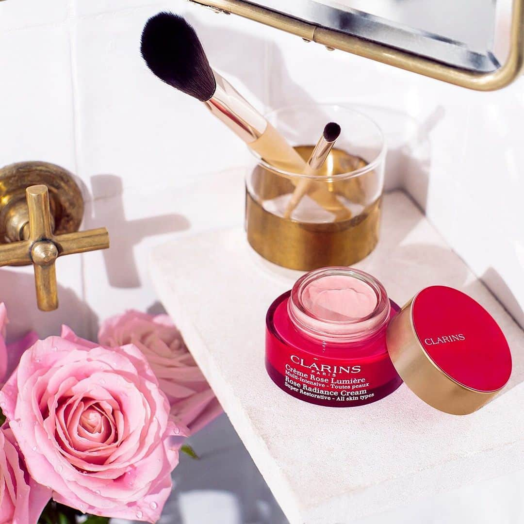 Clarins Méxicoさんのインスタグラム写真 - (Clarins MéxicoInstagram)「A veces tu piel no brilla como quieres por el clima, contaminación y estrés... Con Rose Radiance Cream puedes nutrir y suavizar para lucir radiante de inmediato ✨ Su extracto de harungana regenera a nivel celular para combatir la apariencia de cansancio. ¡Una maravilla para tu piel! ¡Cómpralo en el link de nuestra bio! www.clarins.mx . . . #vivoclarins #skincare #face #cream #beauty」7月19日 10時47分 - clarinsmx