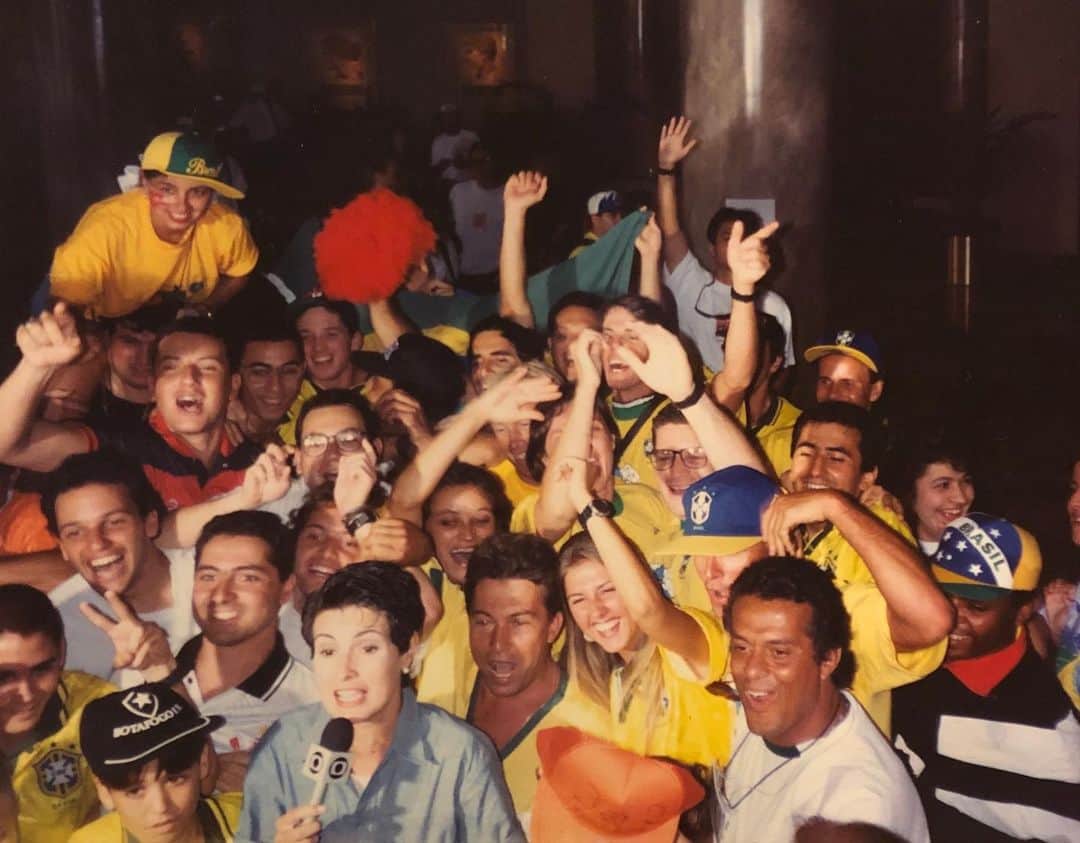 ファチマ・ベルナルデスのインスタグラム：「Onde está Wally? Quartas-de-final da Copa dos Estados Unidos. Brasil e Holanda. 1994/2019. #25anosdotetra ⚽️ #TBT」