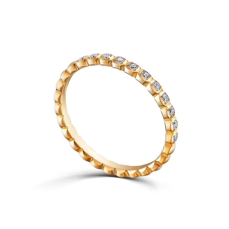 ラザール ダイヤモンド ブティック公式 | 婚約・結婚指輪さんのインスタグラム写真 - (ラザール ダイヤモンド ブティック公式 | 婚約・結婚指輪Instagram)「・ 「”穏やかな笑顔” を運ぶ、幸せのダイヤモンド」 ・ 明日7月20日(土)、注目の新商品『ROBIN HILL/ロビンヒル』が発売。 ・ 実のように連なったフォルムは可愛らしくモダンな印象。小さいメレダイヤモンドを11石セッティングしたハーフエタニティリングは ”穏やかな笑顔” に導いてくれます。 ・ ★限定フェア実施中☆ 9月29日(日)まで「ラザール・キャプラン フェア」を実施中！ エンゲージリング成約で「レーザー刻印メッセージ」を、マリッジリング成約で「ブティックオリジナルジュエリークロス」をプレゼント中。 ・ #ROBINHILL #ロビンヒル #穏やかな笑顔 #メレダイヤ #メレダイヤモンド #ハーフエタニティリング #新発売 #新商品 ・ #プロポーズ #ブライダルリング #マリッジリング #エンゲージリング #エンゲージメントリング #ダイヤモンドリング #婚約 #結婚 #指輪 #婚約指輪 #結婚指輪 #婚約指輪選び #結婚指輪選び #指輪探し #結婚式 #結婚式準備 #2019年春婚 #2019年夏婚 #2019年秋婚 #2019年冬婚 ・ #ラザールダイヤモンド #lazarediamond」7月19日 11時00分 - lazarediamond_boutique
