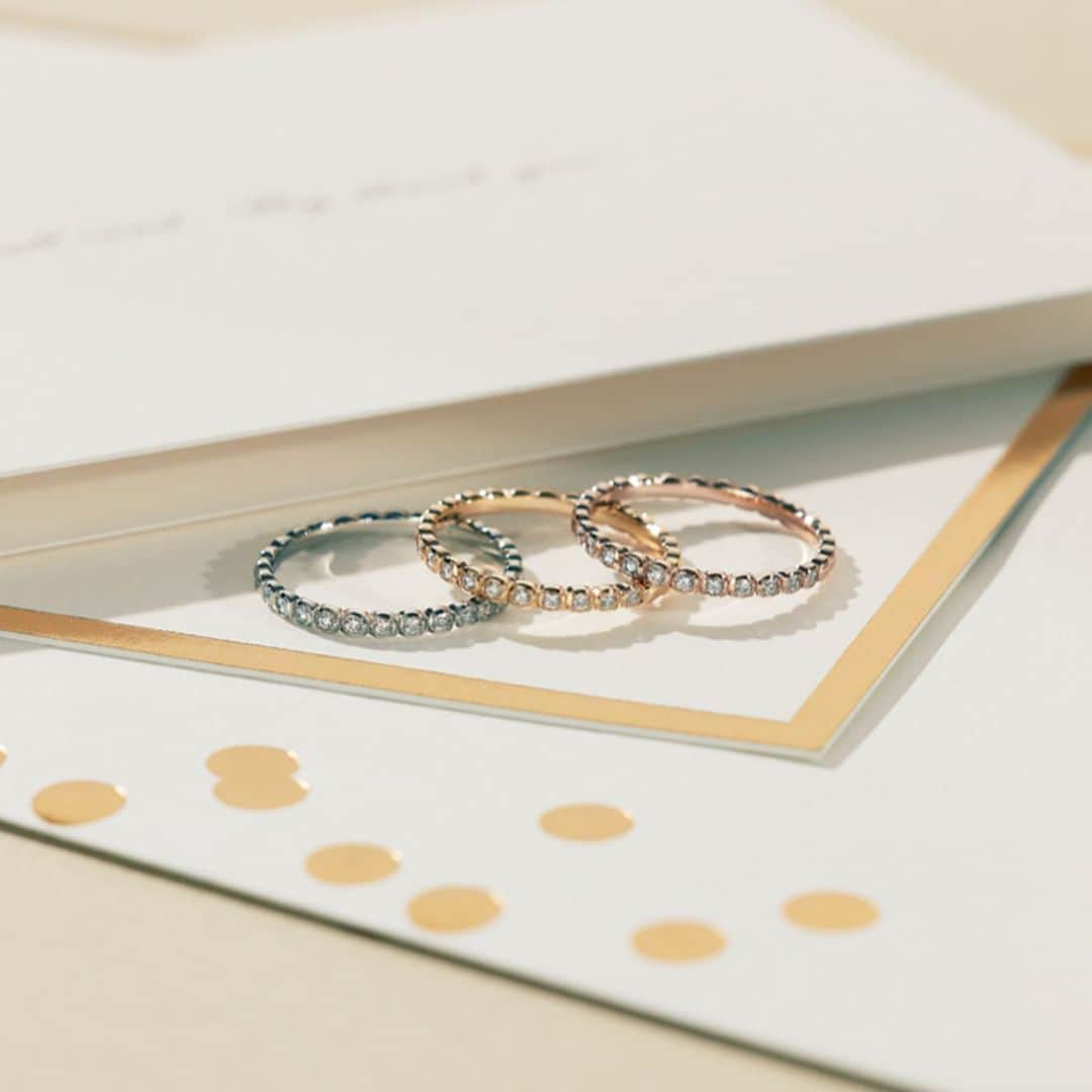 ラザール ダイヤモンド ブティック公式 | 婚約・結婚指輪さんのインスタグラム写真 - (ラザール ダイヤモンド ブティック公式 | 婚約・結婚指輪Instagram)「・ 「”穏やかな笑顔” を運ぶ、幸せのダイヤモンド」 ・ 明日7月20日(土)、注目の新商品『ROBIN HILL/ロビンヒル』が発売。 ・ 実のように連なったフォルムは可愛らしくモダンな印象。小さいメレダイヤモンドを11石セッティングしたハーフエタニティリングは ”穏やかな笑顔” に導いてくれます。 ・ ★限定フェア実施中☆ 9月29日(日)まで「ラザール・キャプラン フェア」を実施中！ エンゲージリング成約で「レーザー刻印メッセージ」を、マリッジリング成約で「ブティックオリジナルジュエリークロス」をプレゼント中。 ・ #ROBINHILL #ロビンヒル #穏やかな笑顔 #メレダイヤ #メレダイヤモンド #ハーフエタニティリング #新発売 #新商品 ・ #プロポーズ #ブライダルリング #マリッジリング #エンゲージリング #エンゲージメントリング #ダイヤモンドリング #婚約 #結婚 #指輪 #婚約指輪 #結婚指輪 #婚約指輪選び #結婚指輪選び #指輪探し #結婚式 #結婚式準備 #2019年春婚 #2019年夏婚 #2019年秋婚 #2019年冬婚 ・ #ラザールダイヤモンド #lazarediamond」7月19日 11時00分 - lazarediamond_boutique