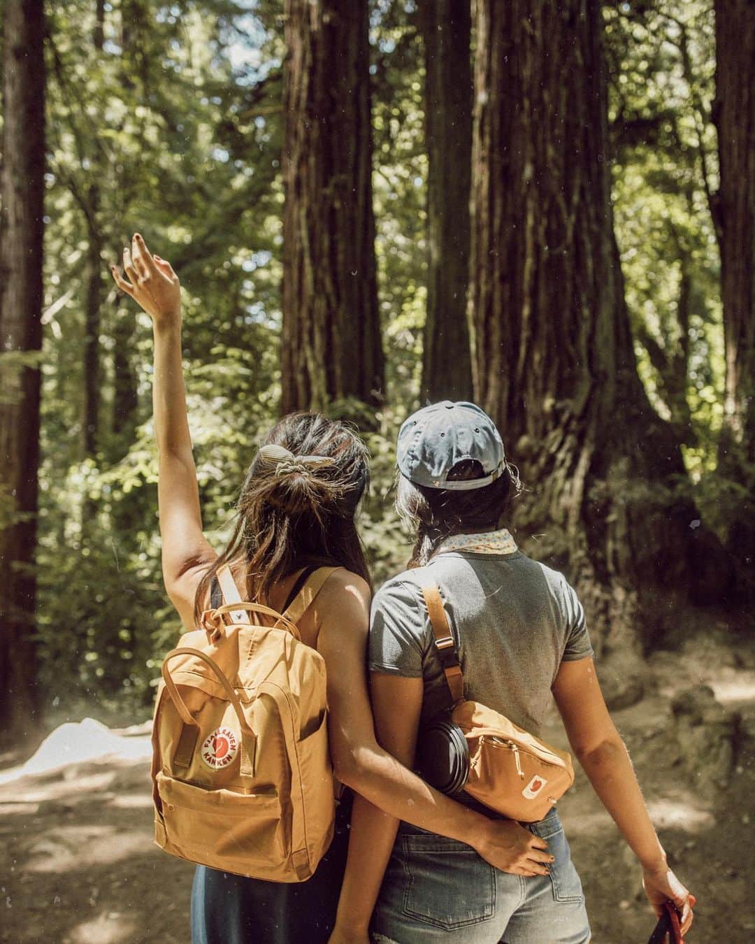 W E Y L I Eのインスタグラム：「The best days are spent outdoors 🌲 Matchy matchy with @_simplysandra wearing our @fjallravenofficial packs 🎒 Funny story: right when we started the hike, I slipped (like in the cartoons 😂) and landed right on my 🍑 My butt hurt the entire hike but I still had the best time. I love seeing the dogs run in the mountains and be in their natural element. The pups are now exhausted & asleep right by my side. I had the perfect Thursday! ...minus the bruise on my butt 😂」