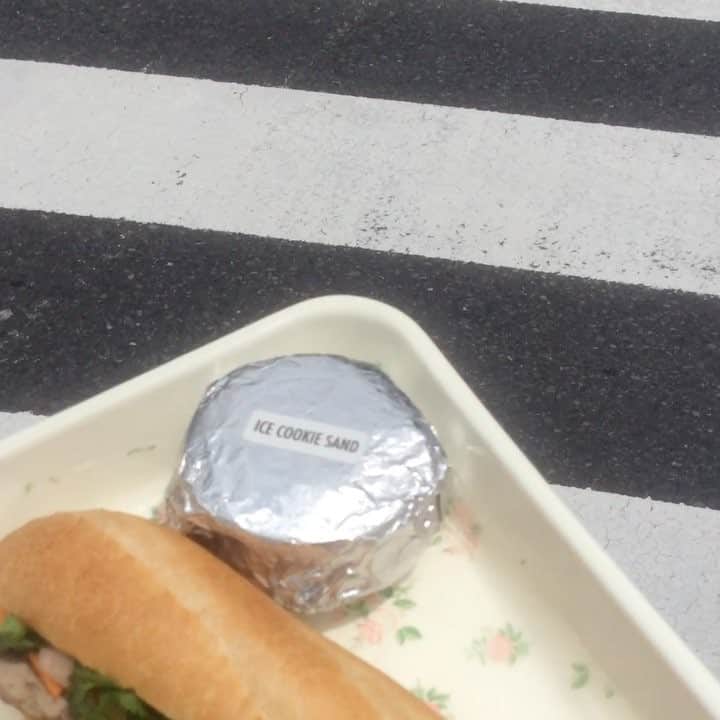 のインスタグラム：「our sunny banh mi on friday starts here × ✈︎ ☀️🐈 todays recommend : chicken pho(our standard noodle),organic veges bun(cold/warm),#3 pho champon 👨‍🎤,chicken rice plate w/sunny boiled 🥚,good summer time rolls for sharing,coriander salada,coconut pudding 🌴and banh mi feat.masuda bakery 🥖/icecookie sand by hisako maeda(found at bagn coffee kiosk❤︎) こんにちは。眩しい陽射し、icecreamもあっ という間に溶けてしまいそうなhot mind & 夏日の千駄ヶ谷の交差点です。 本日も🕦より扉を開け放してopen、pho(スープ麺)4種、bun(汁なし麺3種)、com(ジャスミンライスのプレート2種)、自慢の9品でご来店お待ちしております。 サマーロールは海老とお野菜の2種、1本でもヴォリュームがありますので 大切な方とのシェアがおすすめです。 金曜日限定 ますだ製パンの特製バゲットに レバーパテと鹿児島ふくどめ小牧場のベーコン🥓をはさんだバインミーはハーフサイズから店内でお召し上がり頂けます。bagn coffee kioskでも販売しておりますので coffee breakと一緒にどうぞ。前田久子さんのグラハムクッキー+阿佐ヶ谷シンチェリータのジェラート special icesandもデザートおすすめです。 明日土曜日は通常通り営業、日曜日 just do it 投票日は定休日となります。来週の金曜日は tas yard ×river wild factory 待望のtas barがopenです。 新たな1歩を、善き週末をお迎え下さいませ。 スタッフ一同 🍨👒🐕🚴 #banhmionfriday #icecookiesand」