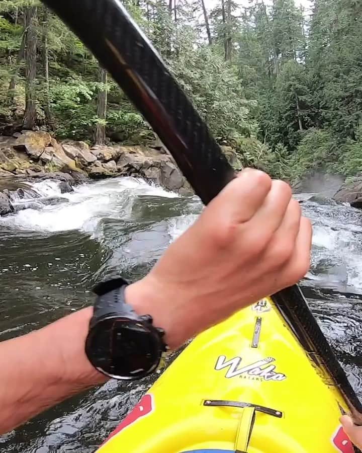 のインスタグラム：「Just an o(a)rdinary day for @aniolserrasolses 🌊 . . . #redbull #givesyouwings #kayak #washington #watersports」