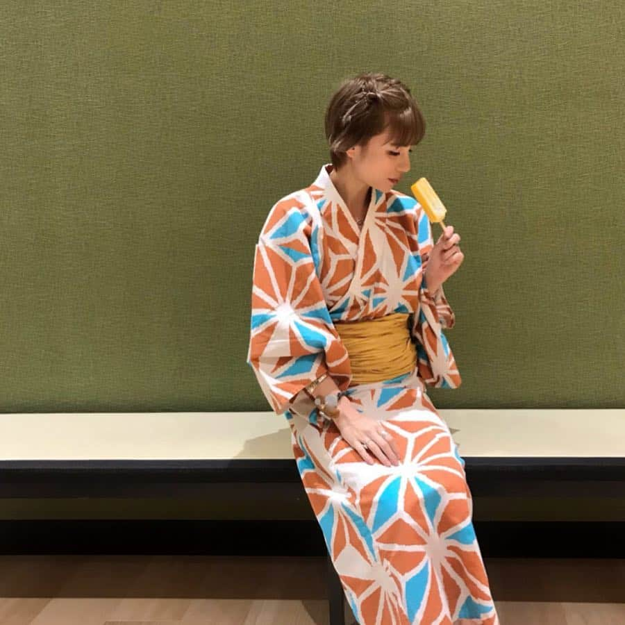 長谷川あやさんのインスタグラム写真 - (長谷川あやInstagram)「👘👘👘 #trip #travel #yukata #PR #空庭温泉 #弁天町 #夏祭り #夏フェス #solaniwaonsen #温泉 #onsen #あや旅成長日記 @solaniwaonsen ・ ・ ・ 最近話題の空庭温泉で 一足お先に20日から開始の 「The GOEMON スプラッシュ！！」 「空庭ややこをどり」を 体験してきたよー😍🙌‼️‼️ ・ 浴衣を着て「弁天縁日」で遊んだり 夏限定メニューのマンゴーキウイも💛 ・ 終電を逃しても 漫画やリクライニングシートがあって 朝まで過ごせるので たっぷり遊べるの(´∀｀)‼️‼️ ・ 弁天町駅からもめちゃくちゃ近いので アクセスもばっちりだよ💛 ・ 美味しそうなお土産もおススメ💁‍♀️」7月19日 11時04分 - ayasuke_0516