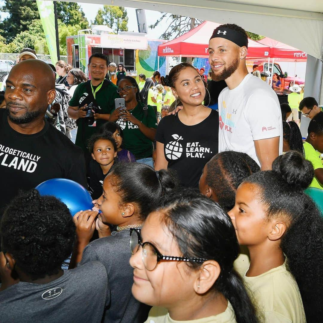 ステフィン・カリーさんのインスタグラム写真 - (ステフィン・カリーInstagram)「Introducing @eatlearnplay! Aiming to develop the whole child through nutrition, education, and active lifestyles. Today we started with 966 Kids from Oakland. Tomorrow the work continues. Thank you to everyone on our team and all our partners that helped make this vision a reality #eatlearnplay」7月19日 11時17分 - stephencurry30