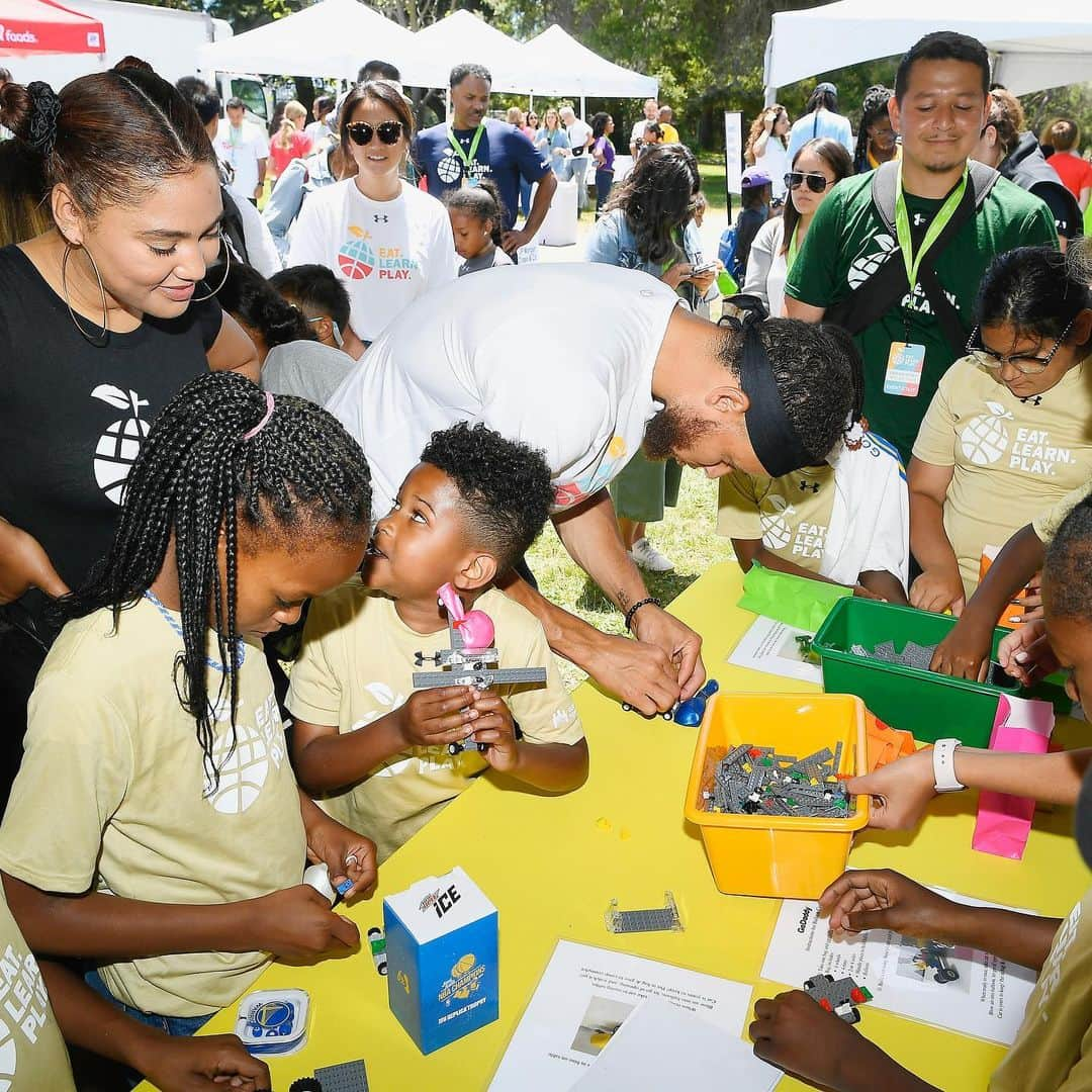 ステフィン・カリーさんのインスタグラム写真 - (ステフィン・カリーInstagram)「Introducing @eatlearnplay! Aiming to develop the whole child through nutrition, education, and active lifestyles. Today we started with 966 Kids from Oakland. Tomorrow the work continues. Thank you to everyone on our team and all our partners that helped make this vision a reality #eatlearnplay」7月19日 11時17分 - stephencurry30