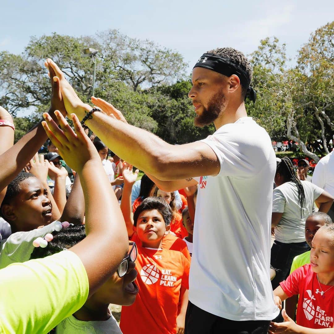 ステフィン・カリーさんのインスタグラム写真 - (ステフィン・カリーInstagram)「Introducing @eatlearnplay! Aiming to develop the whole child through nutrition, education, and active lifestyles. Today we started with 966 Kids from Oakland. Tomorrow the work continues. Thank you to everyone on our team and all our partners that helped make this vision a reality #eatlearnplay」7月19日 11時17分 - stephencurry30