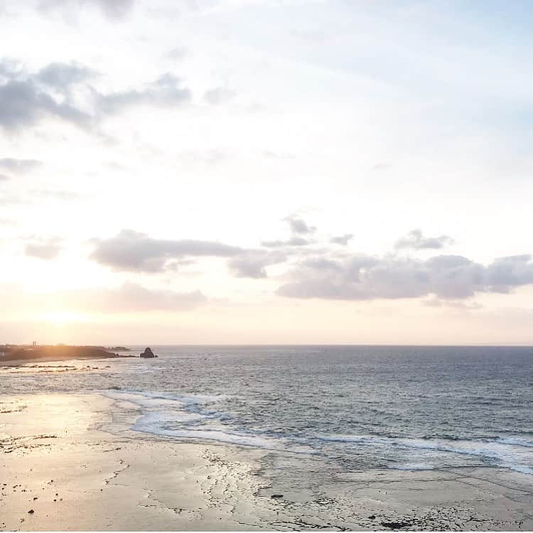 のインスタグラム：「_______ RISE AND SHINE✔️ . Everyday is a new beginning.  Take a deep breath and start again! . Happy Friday everyone! ✨ . . #sunrise #morningsunshine .」