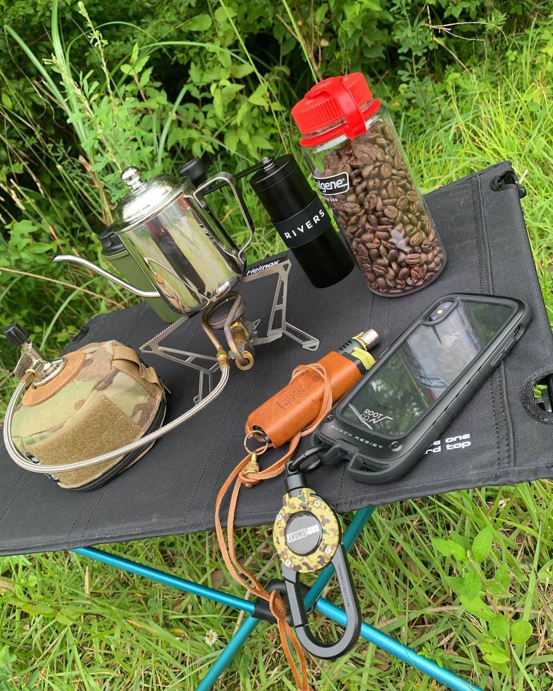 のインスタグラム：「. Take a coffee break. ・ #root_co #rootco #shockresistcaseplushold #iphonecase #milspec #magreel360 #carabiner #outdoor #outdoors #outdoorphotography #outdoorbrand #outdoordesign #coordinate #outdoorgear #camp #camping #campgear #lifestyle #outdoorstyle #campstyle #iphoneケース #ミルスペック #カラビナ #アウトドア #アウトドアギア #キャンプ #キャンプギア #ライフスタイル #アウトドアスタイル #キャンプスタイル」