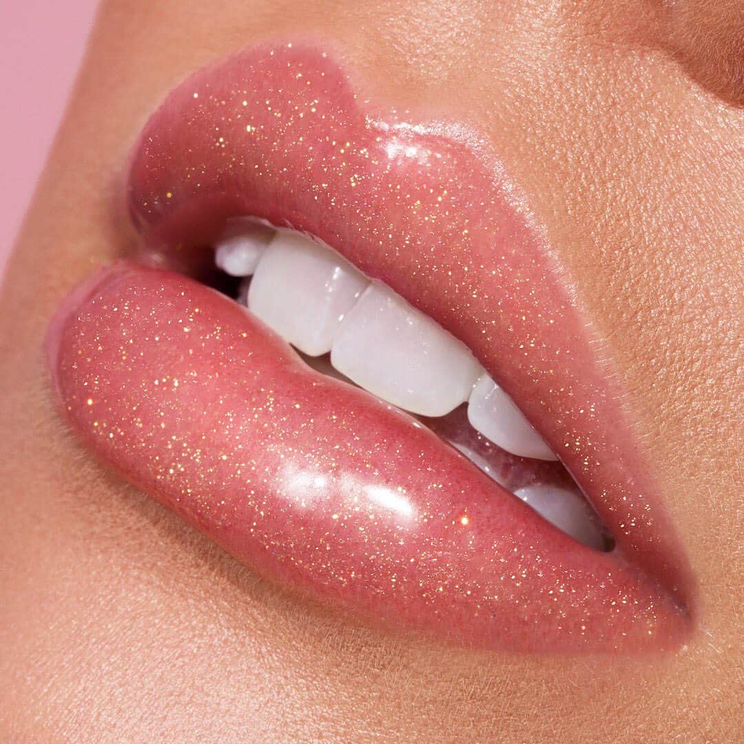 Kylie Cosmeticsさんのインスタグラム写真 - (Kylie CosmeticsInstagram)「Blow Me Away high gloss 💋💫 available now in our New High Gloss Set along with Diva, Klear and Oh You Fancy? 💗」7月19日 11時31分 - kyliecosmetics