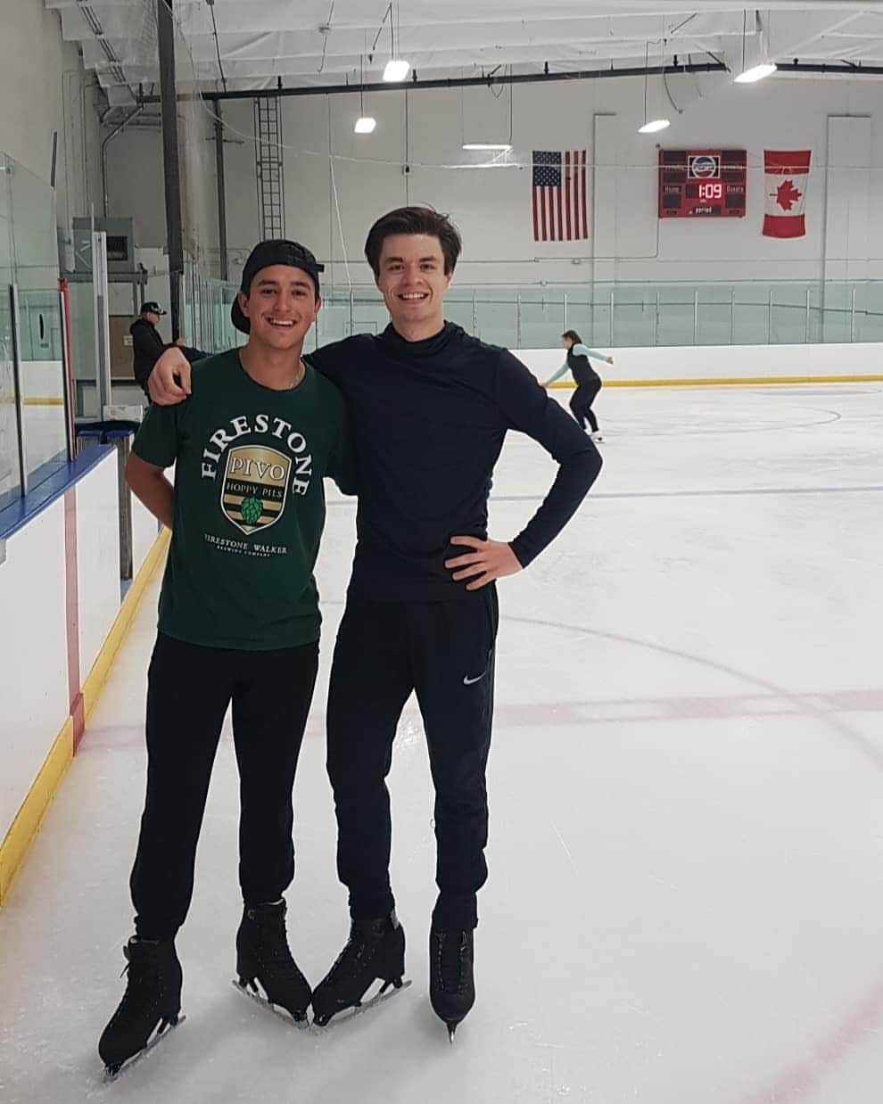 ヤロスラフ・パニオットのインスタグラム：「always happy to see you @danielsamohin #figureskaters」