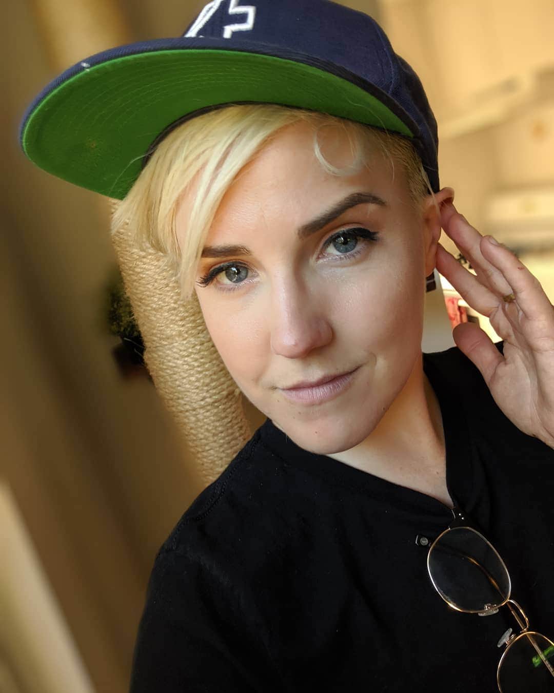 ハナー・ハートのインスタグラム：「Gratuity by @harto Makeup by @mohawkmakeup  Hat by @tumblr  Insecurity by @instagram」