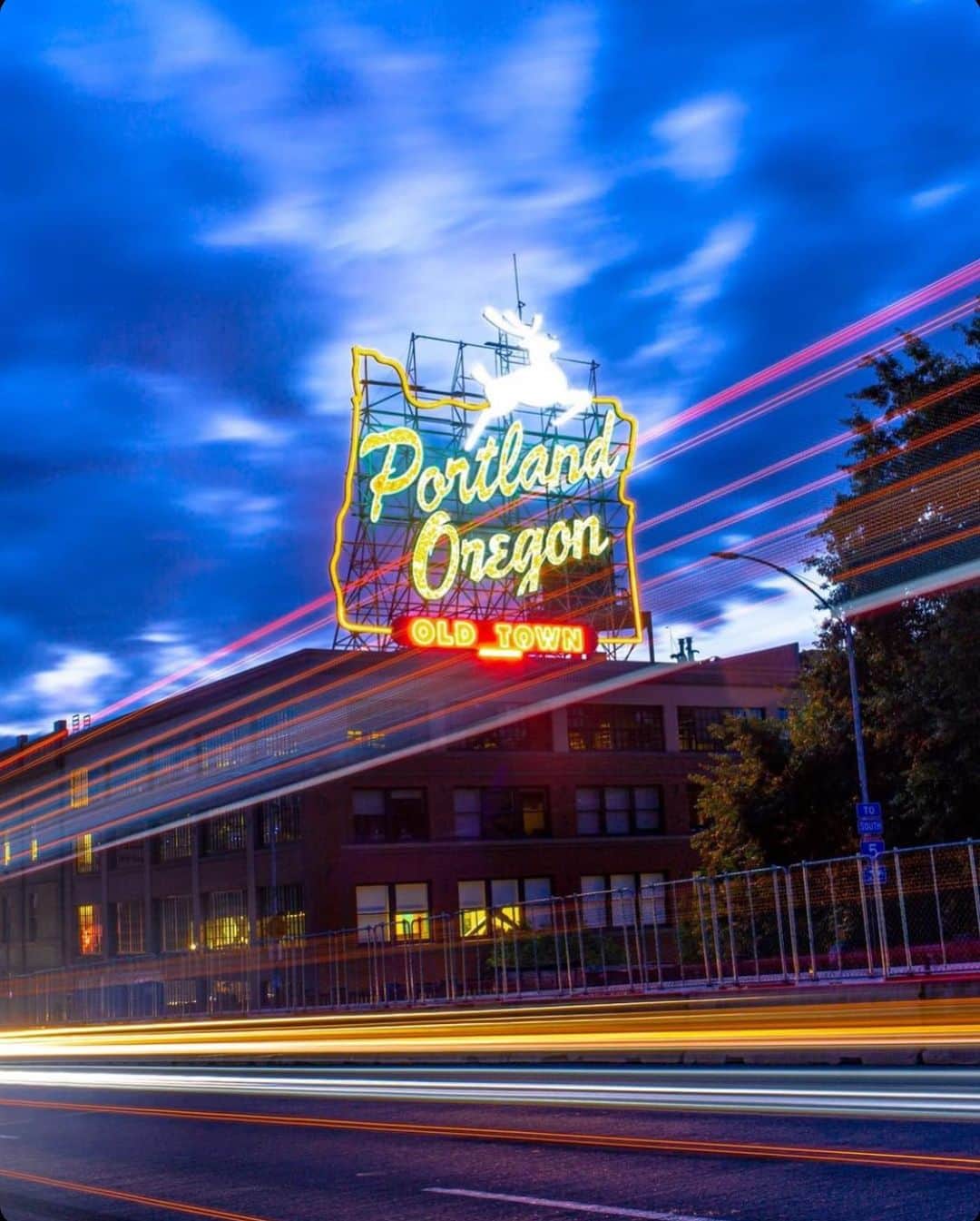Portlandさんのインスタグラム写真 - (PortlandInstagram)「What a beautiful shot of the Portland Oregon sign downtown on Naito.  What do you think is the most notable landmark in Portland? Sound off below! ⤵️ 📸 @marshallpnw  #portland #pdx #portlandgear #portlandnw」7月19日 11時46分 - portland