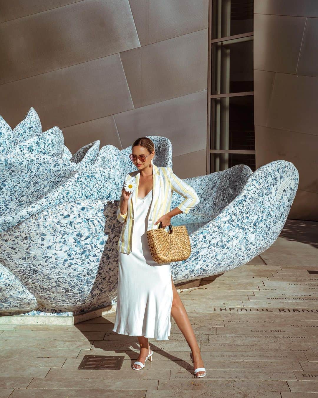 リズ・チェルカソワのインスタグラム：「Date night made infinitely better due to today’s epic sale finds at @nordstromrack. Picked up this gorgeous white slip dress and linen blazer, both by @frame and half off. 👌🏻」