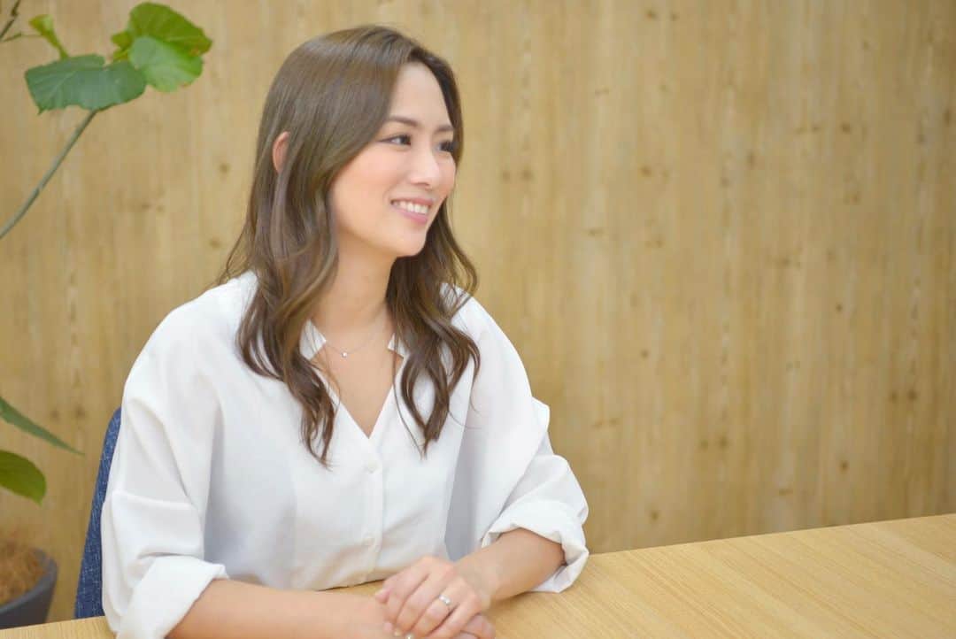 のインスタグラム：「10年振り位に宣材写真を撮ってもらった📷 ・ もう表に出る機会も多くないので、いつかいつかと後回しにしていたら10年が経ってしまい、実際にお会いすると二度見される事も増えたので（笑） ・ オフィスでサクッとだったけど、プロの方に撮ってもらうと全然違う✨ ・ 昔の宣材見てたら衝撃的な写真いっぱい出てきた😂 ・ これであと10年もつように、色々頑張らなきゃだな（笑） ・ @ny_39_reve さん  @tako_ishiitakahide さん 急なお願いを有り難うございましたm(_ _)m✨ ・ #10年振り #宣材写真 #しみじみ #ちなみに #決まった写真はコレじゃない😂 #それにしても #顔が優しくなったのか #重力に逆らえないのか #さてどちらかしら #本当にいつも #有り難うございます🙏 #ふじたのお仕事」