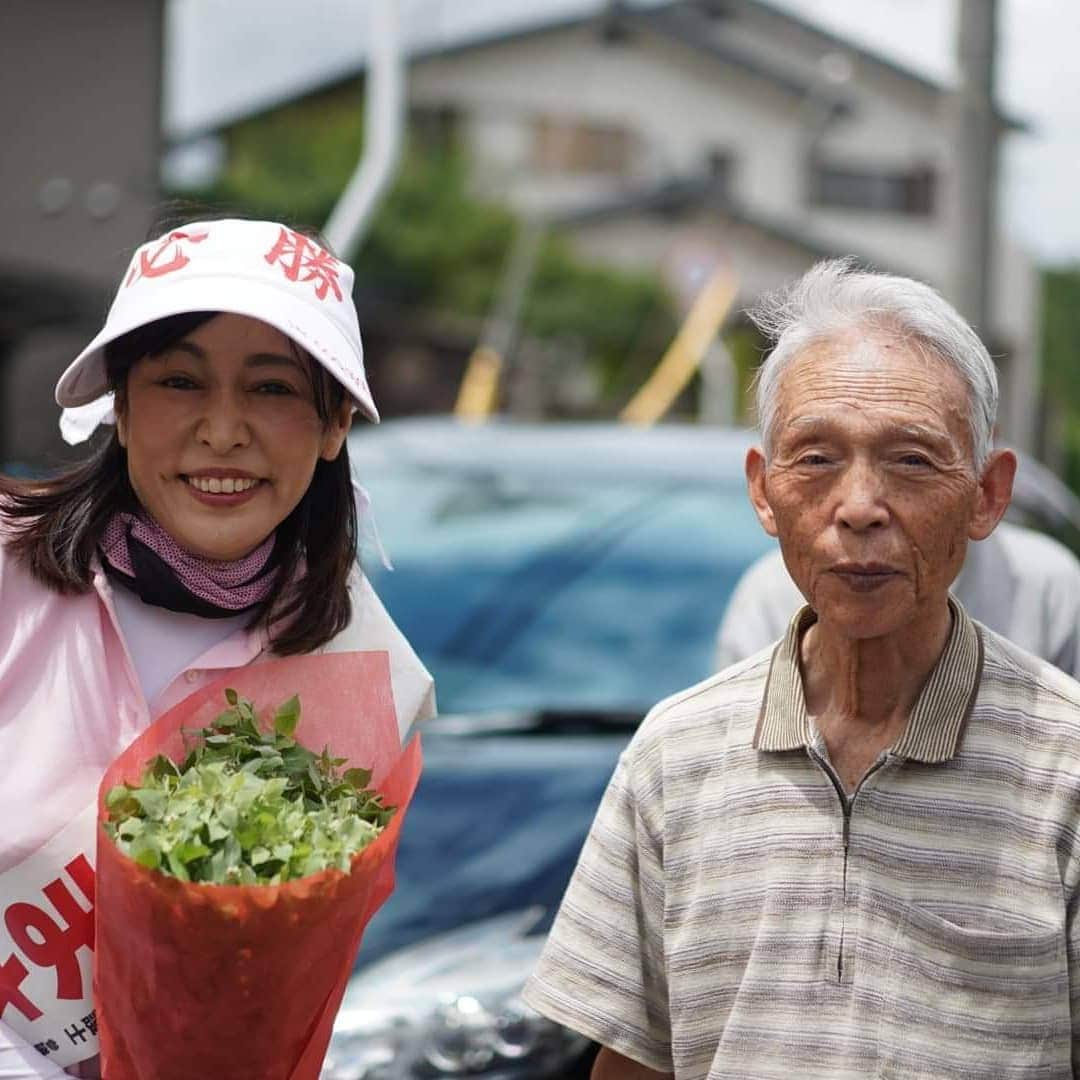 森まさこさんのインスタグラム写真 - (森まさこInstagram)「上野寺地区でミントの花束をいただきました！！ 選挙カーの中が良い香りになるようにと渡していただきました。その通り、スタッフ一堂、爽やかな香りに癒されています。本当にありがとうございます❗ #福島を守るのは森まさこ」7月19日 11時57分 - mori_masako_