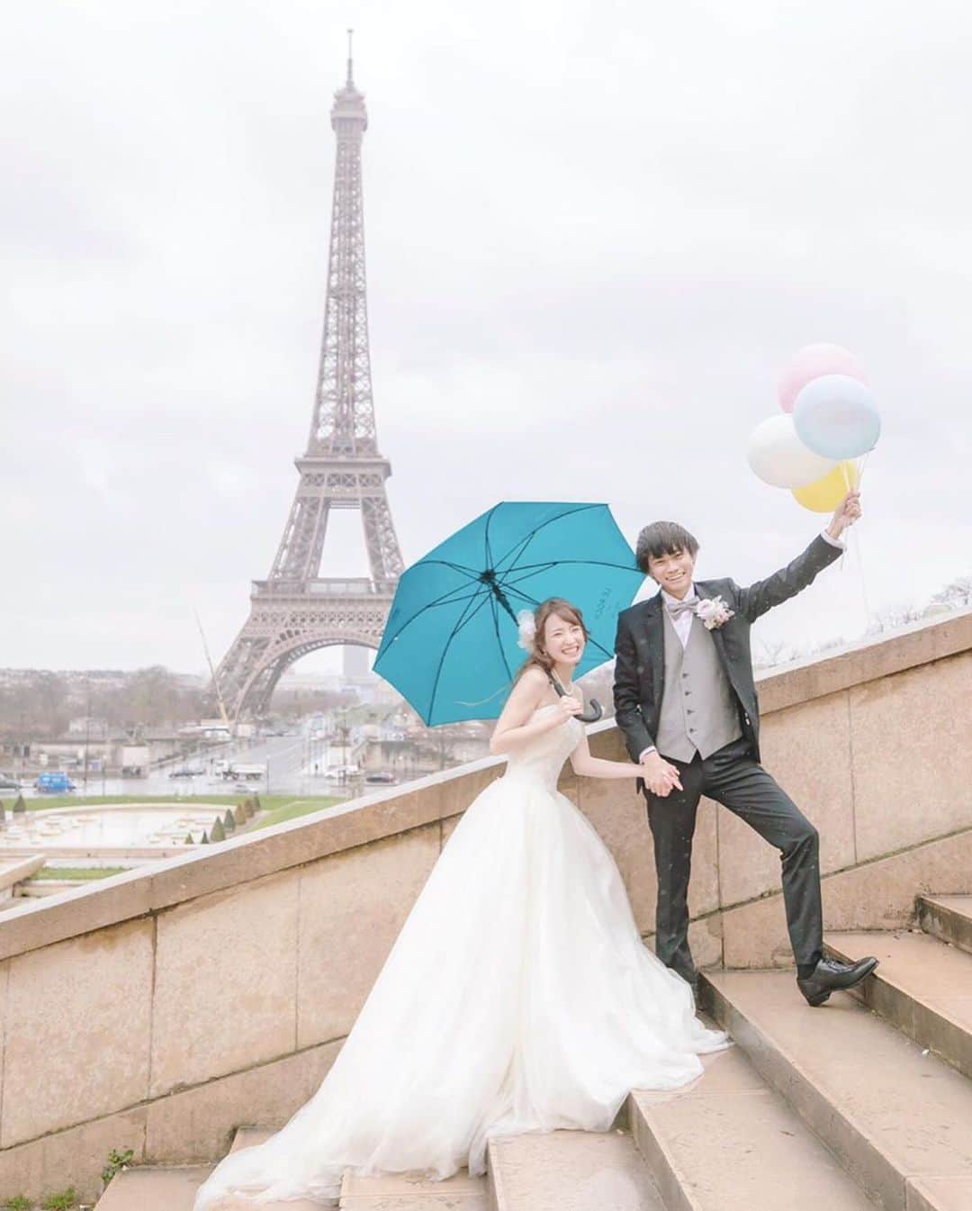 ゼクシィさんのインスタグラム写真 - (ゼクシィInstagram)「【憧れのパリで撮りたい🇫🇷❤️ 前撮り写真ピックアップ🎵】 . 今回は、#ゼクシィ2019 のハッシュタグをつけて 投稿頂いた中から、素敵なパリでの前撮り写真をピックアップ👀✨ 先輩花嫁の実例写真をチェックして イメージを具体化していきましょう😊💓 . 1-6枚目は、パリの街での”デート風”前撮り！ ふたりの気取らない自然な姿を残したいと思った花嫁さんが こだわったコンセプトは「デート」。 エッフェル塔はもちろんのこと、 クレープ屋さんやモンマルトルの路地裏など 普段のふたりらしいナチュラルな表情にきゅん👫💕 @karintocosme さま . 7-10枚目は、ロケーションや小物使いが秀逸なショット🌟 エッフェル塔をバックに、パステルカラーのバルーンや ブルーの傘を使ってロマンチックに🎈🌂💛 パステルピンク×グリーンの壁がかわいいショップや、 赤の外観がまぶしいオープンカフェの前など どこを切り取っても絵になるパリってやっぱりステキ😍❣️ @wd____yu__ さま . . +♥+:;;;:+♥+:;;;:+♥+:;;;:+♥+:;;;:+♥+:;;;:+♥ . プロポーズから結婚式まで素敵なお写真募集中！ . ゼクシィ公式アカウントでお写真を紹介してみませんか？ 【#ゼクシィ2019】 を付けて投稿してください📷💎 . +♥+:;;;:+♥+:;;;:+♥+:;;;:+♥+:;;;:+♥+:;;;:+♥ . ▼花嫁さんダウンロード数No.1 ゼクシィアプリはURLから🕊🔔 @zexyrecruit . . . #前撮り#パリ挙式#ロケフォト#海外挙式#後撮り _ #海外前撮り#前撮り指示書#前撮りポーズ#海外後撮り#フォトツアー#パリ前撮り#パリ後撮り#フランス挙式#パリハネムーン _ #ハネムーンフォト#パリ旅行#海外ウェディングフォト#パリウェディングフォト#パリフォトツアー#全国のプレ花嫁さんと繋がりたい#日本中のプレ花嫁さんと繋がりたい#和装前撮り#和装後撮り#ウエイトドール _ #海外挙式準備#ゼクシィ#ちーむゼクシィ#プロポーズされたらゼクシィ」7月19日 11時58分 - zexyrecruit