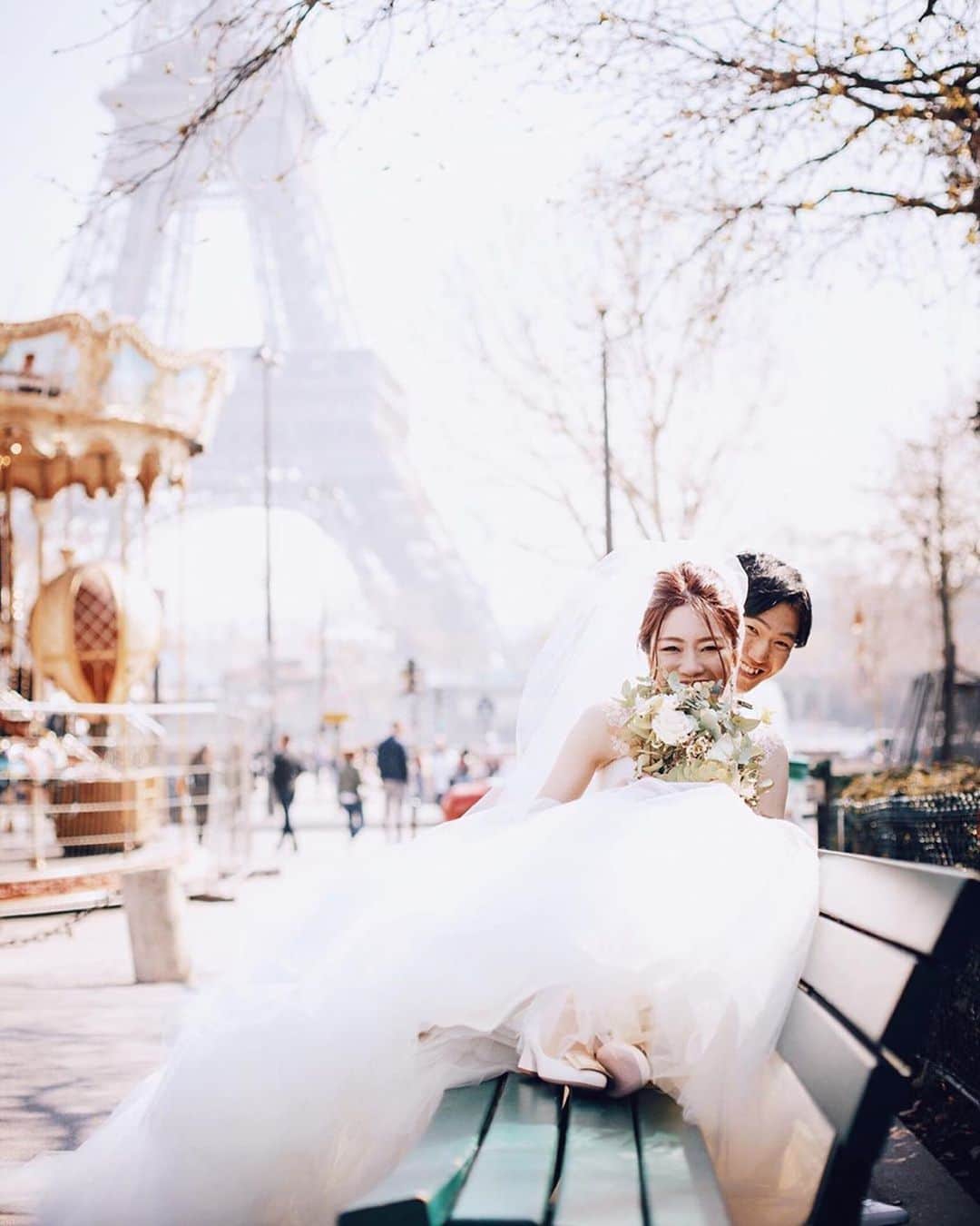 ゼクシィさんのインスタグラム写真 - (ゼクシィInstagram)「【憧れのパリで撮りたい🇫🇷❤️ 前撮り写真ピックアップ🎵】 . 今回は、#ゼクシィ2019 のハッシュタグをつけて 投稿頂いた中から、素敵なパリでの前撮り写真をピックアップ👀✨ 先輩花嫁の実例写真をチェックして イメージを具体化していきましょう😊💓 . 1-6枚目は、パリの街での”デート風”前撮り！ ふたりの気取らない自然な姿を残したいと思った花嫁さんが こだわったコンセプトは「デート」。 エッフェル塔はもちろんのこと、 クレープ屋さんやモンマルトルの路地裏など 普段のふたりらしいナチュラルな表情にきゅん👫💕 @karintocosme さま . 7-10枚目は、ロケーションや小物使いが秀逸なショット🌟 エッフェル塔をバックに、パステルカラーのバルーンや ブルーの傘を使ってロマンチックに🎈🌂💛 パステルピンク×グリーンの壁がかわいいショップや、 赤の外観がまぶしいオープンカフェの前など どこを切り取っても絵になるパリってやっぱりステキ😍❣️ @wd____yu__ さま . . +♥+:;;;:+♥+:;;;:+♥+:;;;:+♥+:;;;:+♥+:;;;:+♥ . プロポーズから結婚式まで素敵なお写真募集中！ . ゼクシィ公式アカウントでお写真を紹介してみませんか？ 【#ゼクシィ2019】 を付けて投稿してください📷💎 . +♥+:;;;:+♥+:;;;:+♥+:;;;:+♥+:;;;:+♥+:;;;:+♥ . ▼花嫁さんダウンロード数No.1 ゼクシィアプリはURLから🕊🔔 @zexyrecruit . . . #前撮り#パリ挙式#ロケフォト#海外挙式#後撮り _ #海外前撮り#前撮り指示書#前撮りポーズ#海外後撮り#フォトツアー#パリ前撮り#パリ後撮り#フランス挙式#パリハネムーン _ #ハネムーンフォト#パリ旅行#海外ウェディングフォト#パリウェディングフォト#パリフォトツアー#全国のプレ花嫁さんと繋がりたい#日本中のプレ花嫁さんと繋がりたい#和装前撮り#和装後撮り#ウエイトドール _ #海外挙式準備#ゼクシィ#ちーむゼクシィ#プロポーズされたらゼクシィ」7月19日 11時58分 - zexyrecruit