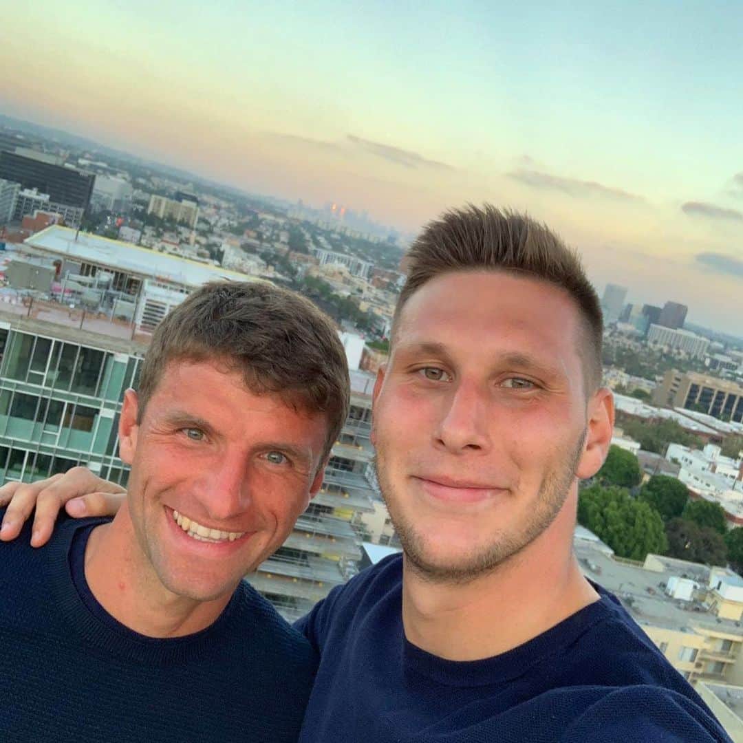 トーマス・ミュラーのインスタグラム：「Having a great time in L.A. with the team and my big fella @nsuele25 😎(he is a special one 🤙🏼🤙🏼 ) #maschine #packmas #fcbayern #miasanmia #esmuellert」