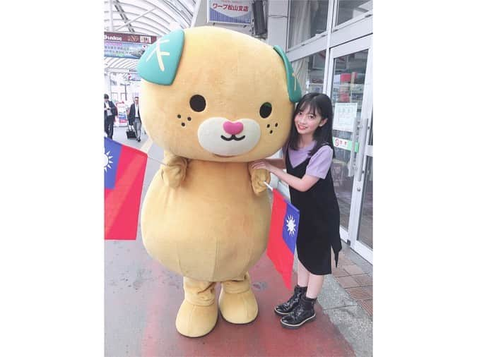 涼本理央那さんのインスタグラム写真 - (涼本理央那Instagram)「﻿ ﻿ 愛媛県少しだけど堪能してきました♡﻿ ﻿ バリィさんの置物に会いに行こうとしたら車の中からまさかのみきゃんが見えて騒いでからの、全力疾走で会いに行きました！！！笑﻿ ﻿ 朝早くからお仕事してるみきゃんさんは少し眠そうだったけど会えないと思ってたから嬉しかったです❤️﻿ バリィさんとみきゃんの分身も買えた♡ ﻿ ﻿ 今日は広島！行ってきます！﻿ ﻿ ﻿ ﻿ #愛媛県 #松山駅 #バリィさん #みきゃん #ゆるキャラ #ご当地キャラ #愛媛観光」7月19日 12時02分 - riona_suzumoto