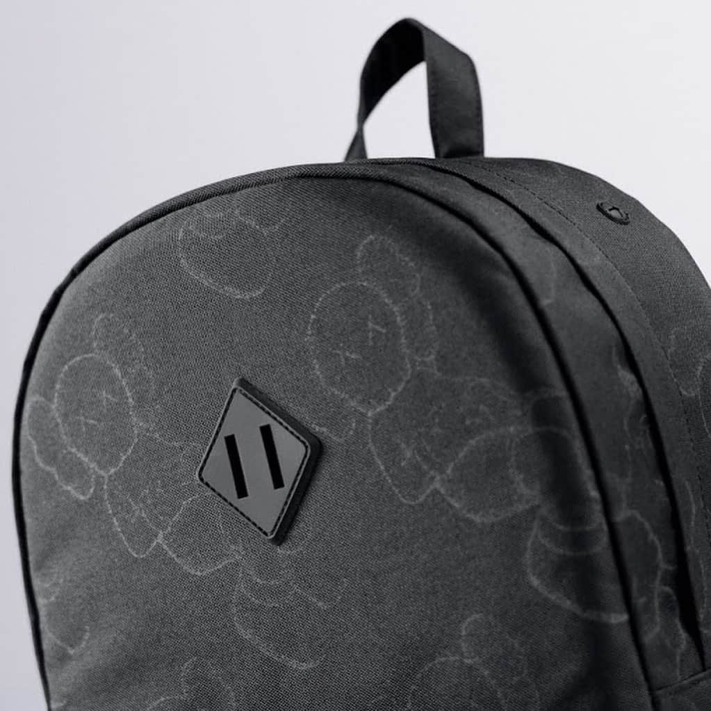HYPEBEASTさんのインスタグラム写真 - (HYPEBEASTInstagram)「@hypebeaststyle: To commemorate the ‘KAWS:HOLIDAY’ inflatable sculpture at Mount Fuji, @herschelsupply has teamed up with @kaws and @arr.allrightsreserved on a limited-edition Heritage backpack. The bag is primarily decorated with muted colors and ‘Companion’ prints on the exterior portions and interior liners. Photo: Herschel Supply」7月19日 12時07分 - hypebeast