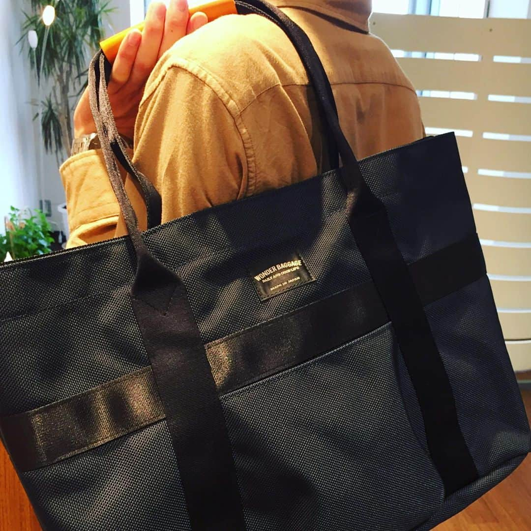 バッグ通販TORATOのインスタグラム：「＜WONDER BAGGAGE＞GOODMANS LIGHT TOTE WB-G-023 Navy/￥15,660 ▼TORATO @torato.jp  #torato #wonderbaggage #totebag #Ballisticnylon #navy #bag #madeinjapan #mens #streetstyle #fashion #harajuku #tokyo #ワンダーバゲージ #バッグ #バリスティックナイロン #ビジネス #ビジネスバッグ #メンズファッション #トラト #ファッション #ネイビー」