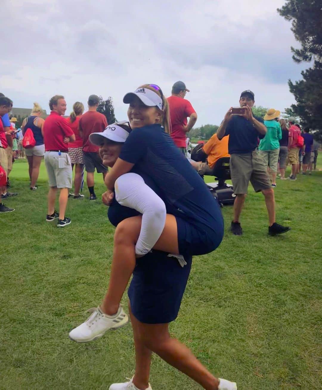 リセット・サラスのインスタグラム：「I got you and you got me 💙👯‍♀️💙 62(-8) today for #TeamTheChickAndTheDuck  Swipe left ......😁」
