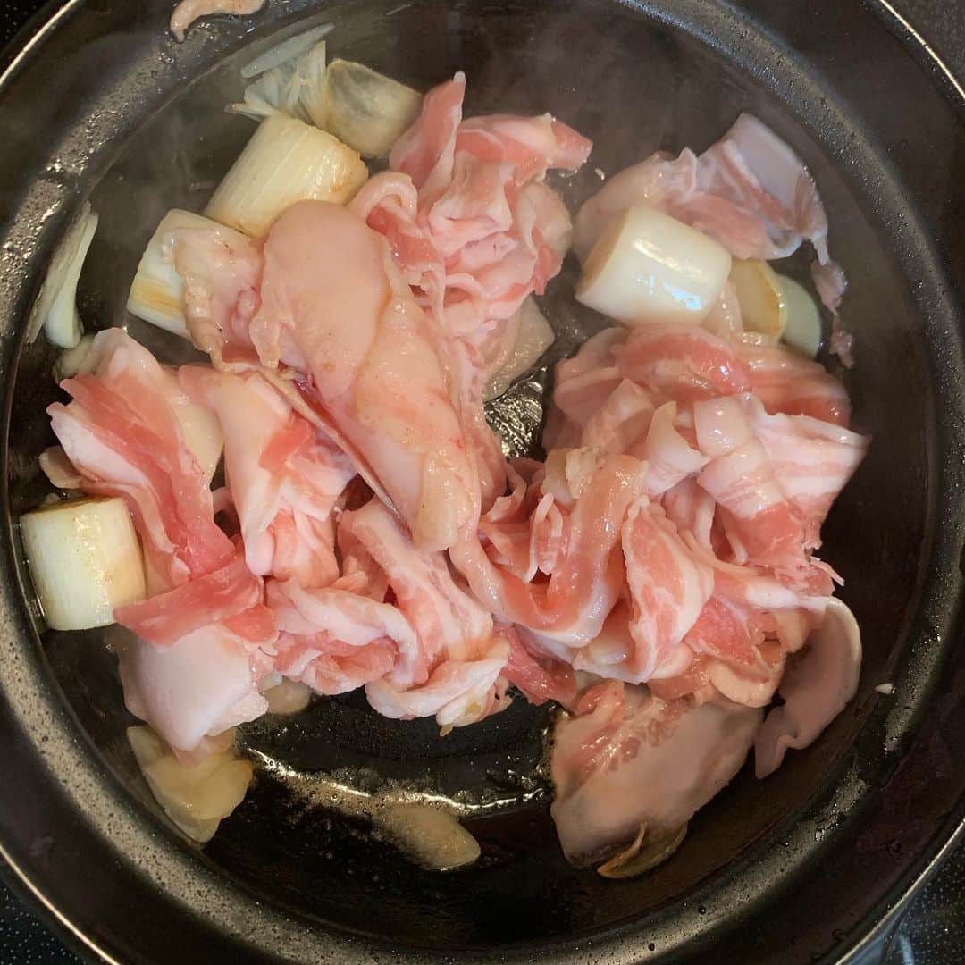 木曽大介さんのインスタグラム写真 - (木曽大介Instagram)「久しぶりに作った豚肉とレタスのバターガーリック鍋。七代先まで美味。」7月19日 12時19分 - kisotaro