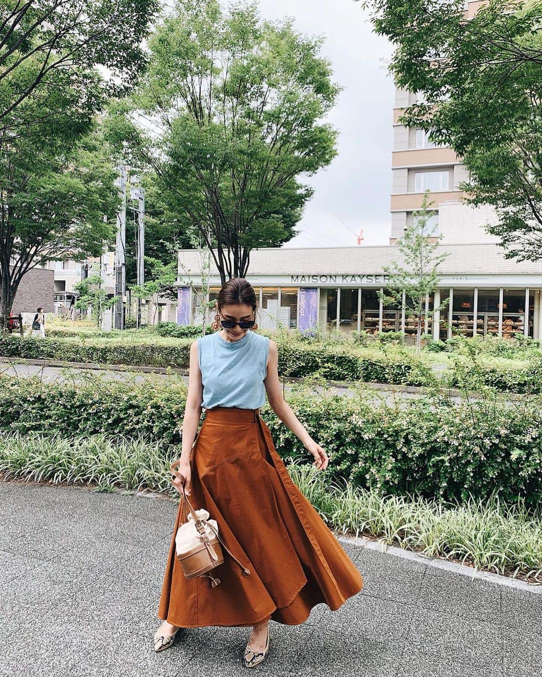 小西翼さんのインスタグラム写真 - (小西翼Instagram)「. 名古屋の池下駅美味しい お店を発見した日🤤 . トップスもスカートも @myine_my 💙💙💙 欲しかったくすんだブルー。 何でも合わせやすい🥺👏 . スカートも巻き巻きスカート だから歩いたときも綺麗で シルエットもパーフェクト！ . @ohgaofficial の鞄も 困ったらこれ。大活躍😍 . #ootd#池下#名古屋」7月19日 12時11分 - tucha_k