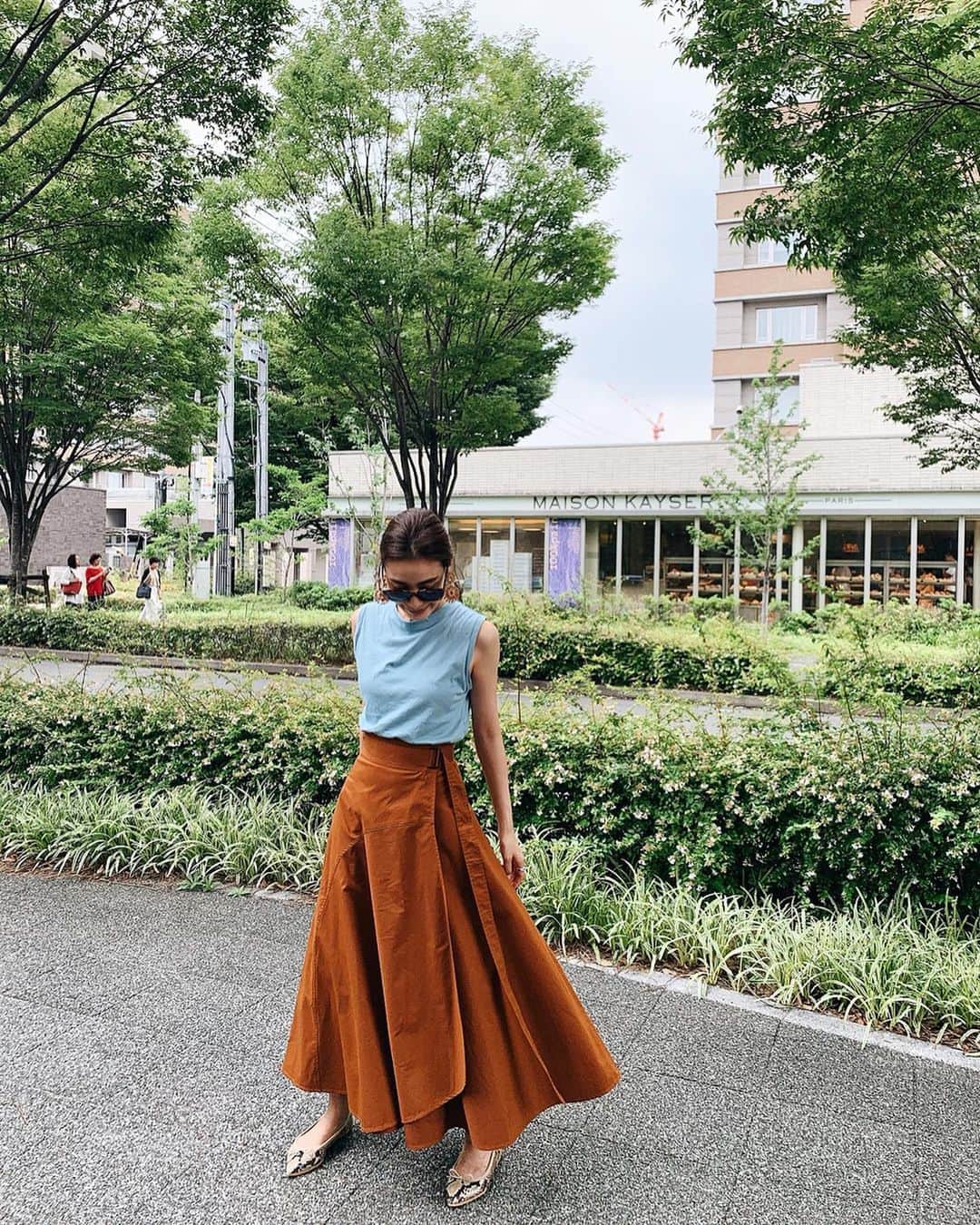 小西翼さんのインスタグラム写真 - (小西翼Instagram)「. 名古屋の池下駅美味しい お店を発見した日🤤 . トップスもスカートも @myine_my 💙💙💙 欲しかったくすんだブルー。 何でも合わせやすい🥺👏 . スカートも巻き巻きスカート だから歩いたときも綺麗で シルエットもパーフェクト！ . @ohgaofficial の鞄も 困ったらこれ。大活躍😍 . #ootd#池下#名古屋」7月19日 12時11分 - tucha_k