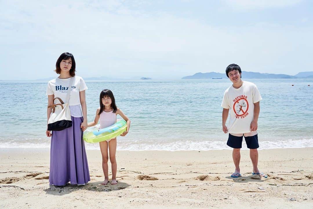 水川あさみのインスタグラム：「喜劇愛妻物語、絶賛撮影中🎥 妻とセックスしたくてたまらない夫と、出来損ないの夫に毎日罵声を浴びせる妻のお話。  岳くんとは10年ぶりの共演でした。岳くん最高。ヘラヘラニヤニヤ駄目な夫ぶりが。もう安心して罵詈雑言を吐いてます。笑 その後ろで足立監督もヘラヘラニヤニヤ。笑笑  撮影は始まったばっかり、まだまだ続くので怒ってばっかでエネルギー切れしないように演ってやろうと思います。  #喜劇愛妻物語」
