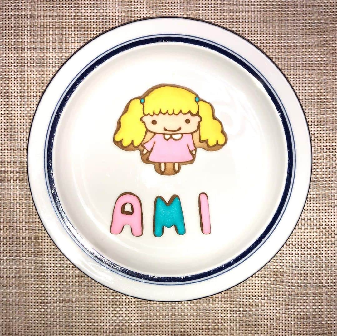 Aya（高本彩）さんのインスタグラム写真 - (Aya（高本彩）Instagram)「初めてのアイシングクッキー作り🍪先生は @remi_yakumaru ちゃん❤️ 私はクッキーでキャラ弁つくってみました笑 Amiちゃんが上手でびっくり💦 Amiちゃんのだけ綺麗で可愛かったなー笑 クッキー作りの後は薬丸さんファミリーがサプライズでアミアヤのお誕生日を、お祝いしてくださいました😭 ありがとうございました🎂  #アイシングクッキー #Amiちゃん才能ある #難しかった😭 #TT兄弟 #キャラ弁 #サプライズケーキはレミちゃん作 #プロ」7月19日 12時15分 - aya_dream04
