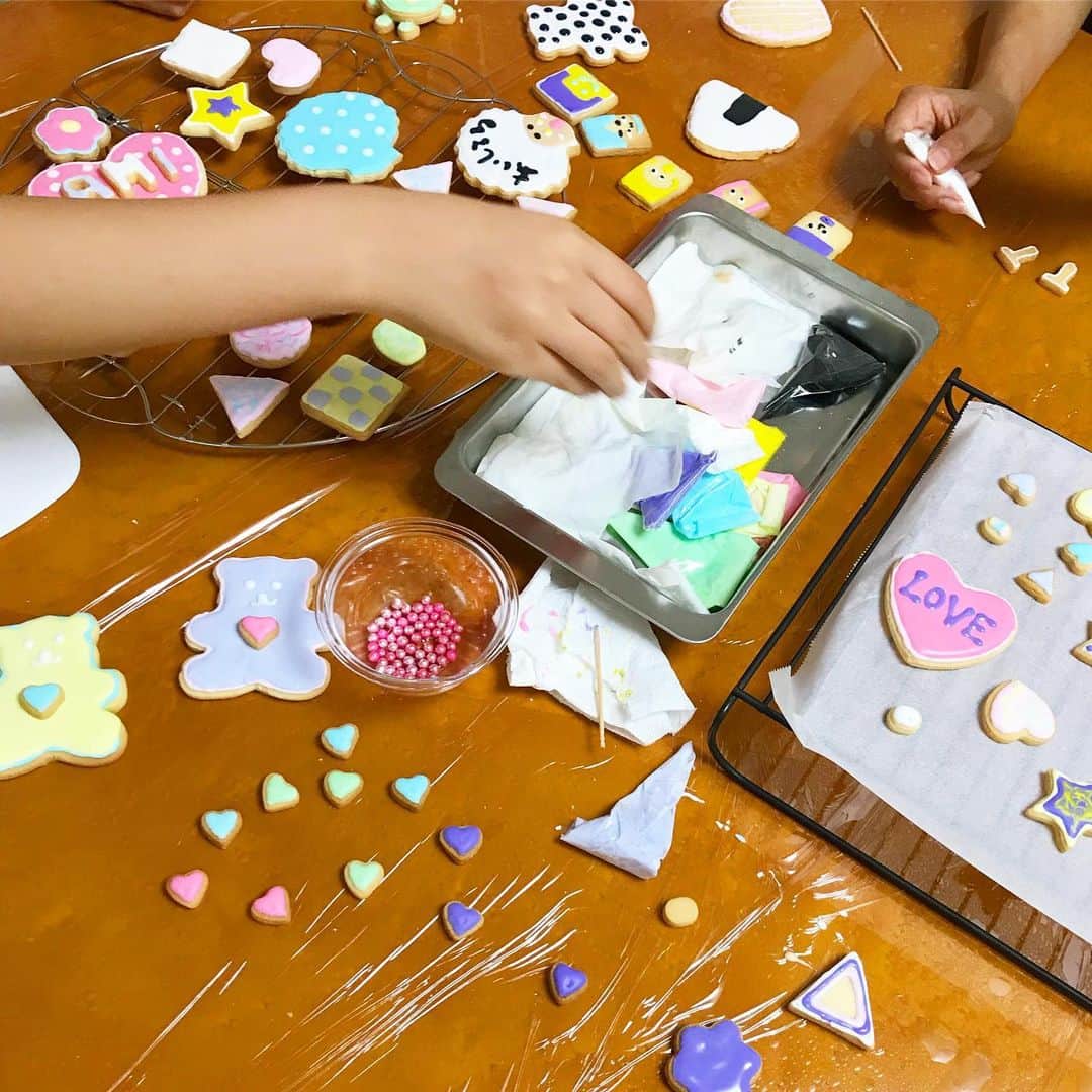 Aya（高本彩）さんのインスタグラム写真 - (Aya（高本彩）Instagram)「初めてのアイシングクッキー作り🍪先生は @remi_yakumaru ちゃん❤️ 私はクッキーでキャラ弁つくってみました笑 Amiちゃんが上手でびっくり💦 Amiちゃんのだけ綺麗で可愛かったなー笑 クッキー作りの後は薬丸さんファミリーがサプライズでアミアヤのお誕生日を、お祝いしてくださいました😭 ありがとうございました🎂  #アイシングクッキー #Amiちゃん才能ある #難しかった😭 #TT兄弟 #キャラ弁 #サプライズケーキはレミちゃん作 #プロ」7月19日 12時15分 - aya_dream04