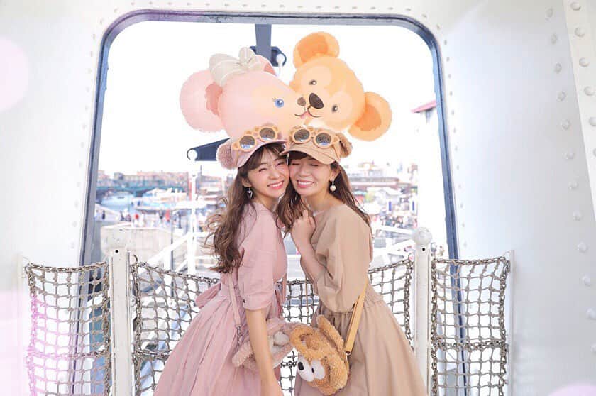 のインスタグラム：「❤︎ . あいにゃんと初TDS💞 . 幸せだよ〜幸せだよ〜 あいにゃん優しくしてくれる🥺💞 . 貸してくれた帽子のお陰で 可愛いリンクコーデが 出来ました🥺🥺💞💞 . . . #tds #tdl #tokyodisneysea #tokyodisneyresort #disney #disneyig #duffy #shelliemay #東京ディズニーリゾート #東京ディズニーシー #ディズニーシー #ディズニー #夏ディズニー #ケープコッド #ダッフィー #シェリーメイ #風船 #バルーン #コロンビア号」